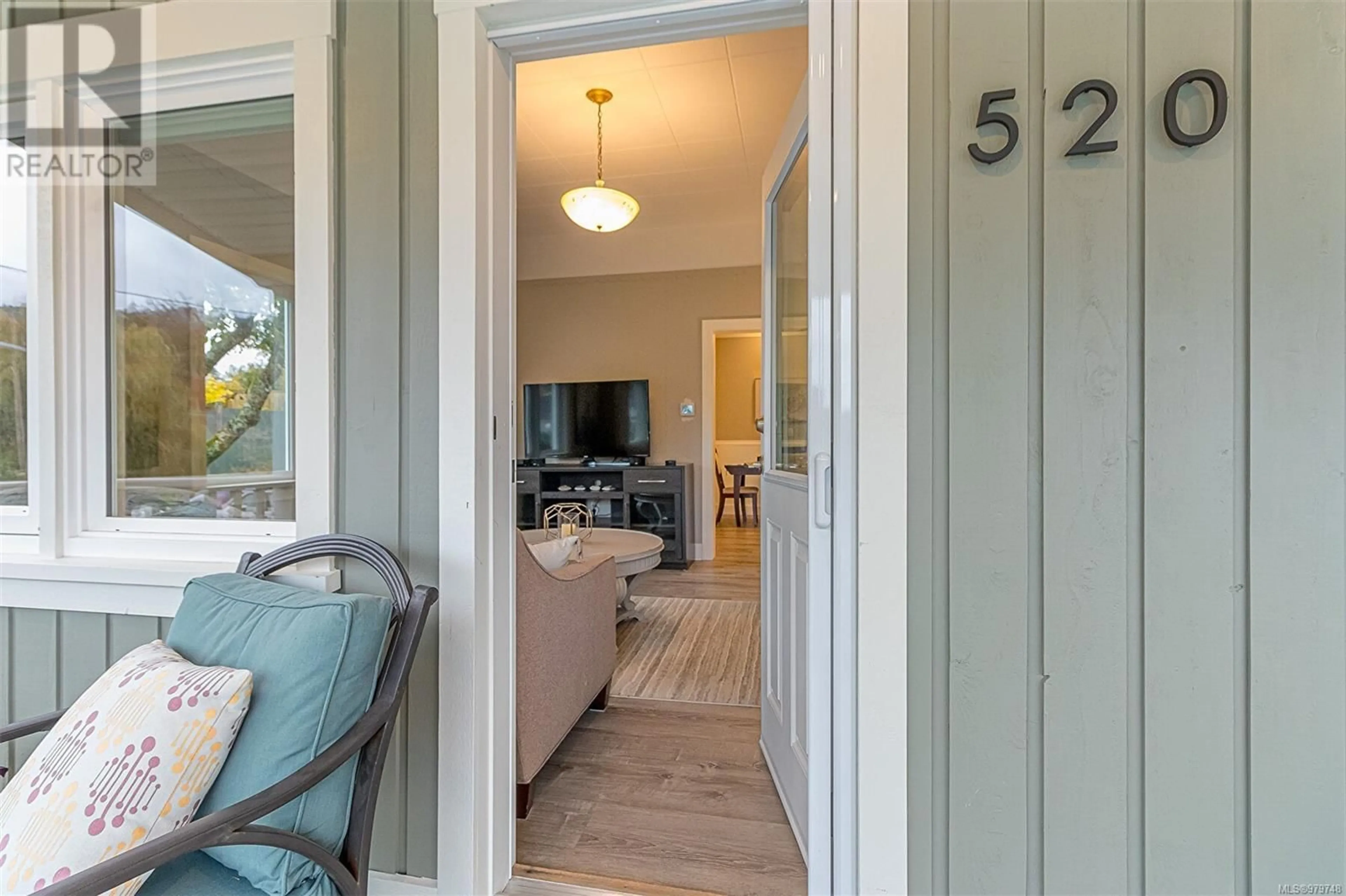 Indoor entryway, wood floors for 520 Baden Powell St, Ladysmith British Columbia V9G1A5