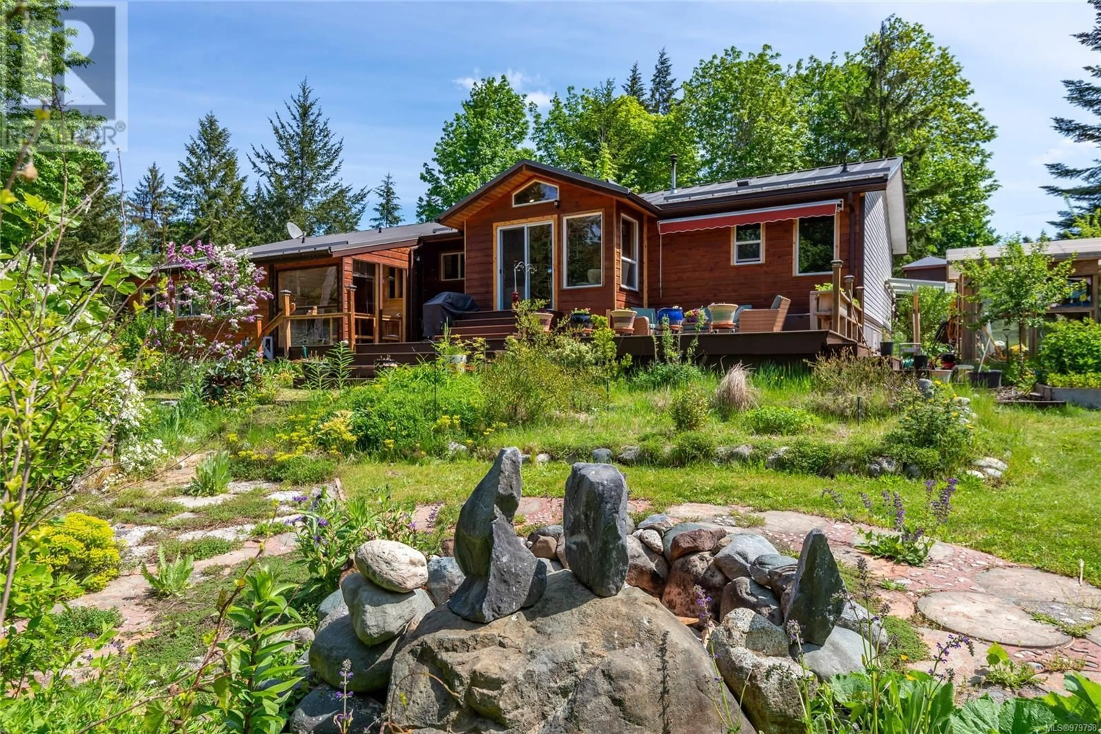 Patio, cottage for 591 Green Rd, Quadra Island British Columbia V0P1H0