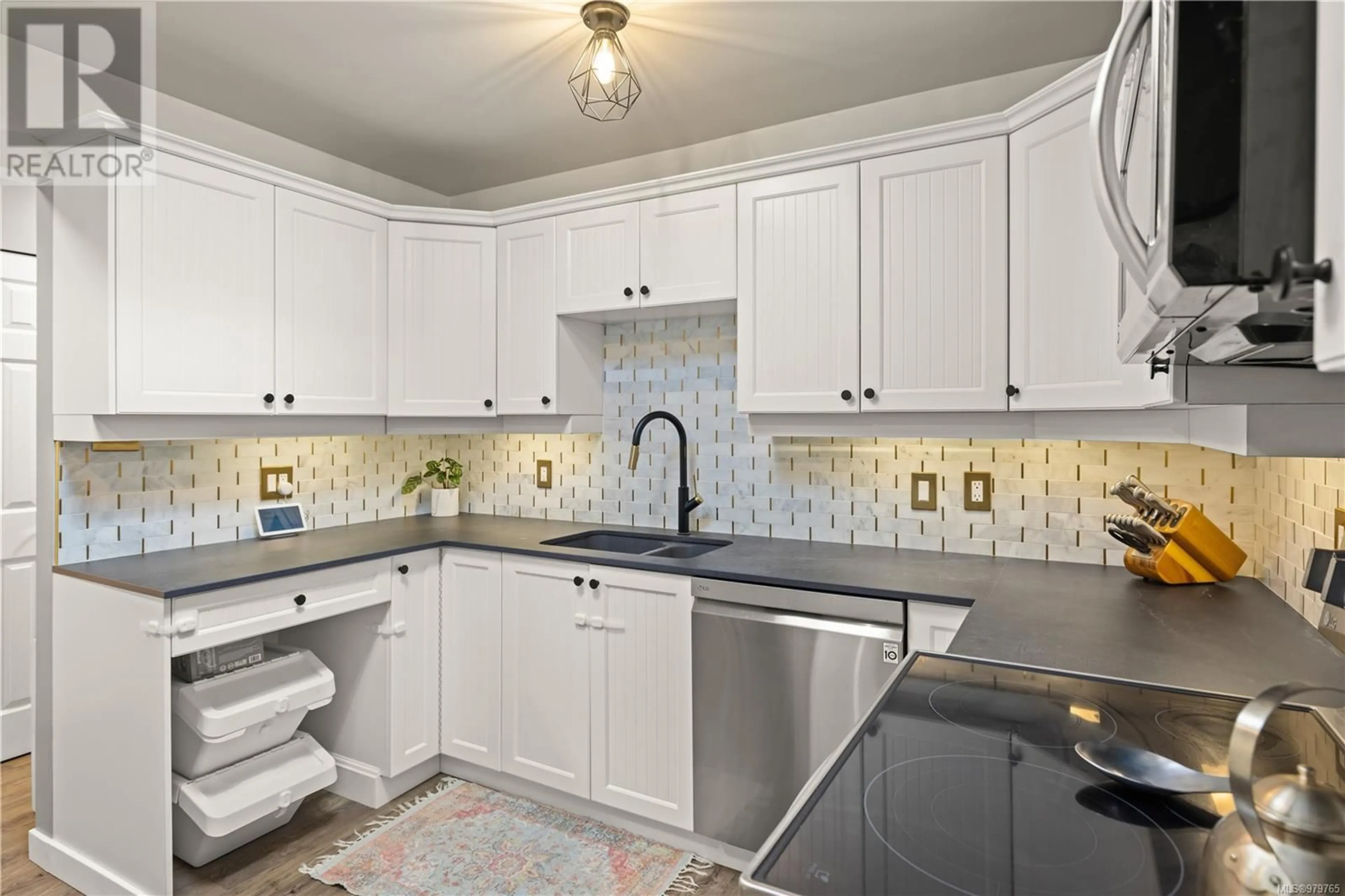 Standard kitchen, ceramic floors, cottage for 403 439 Cook St, Victoria British Columbia V8Y3Y2