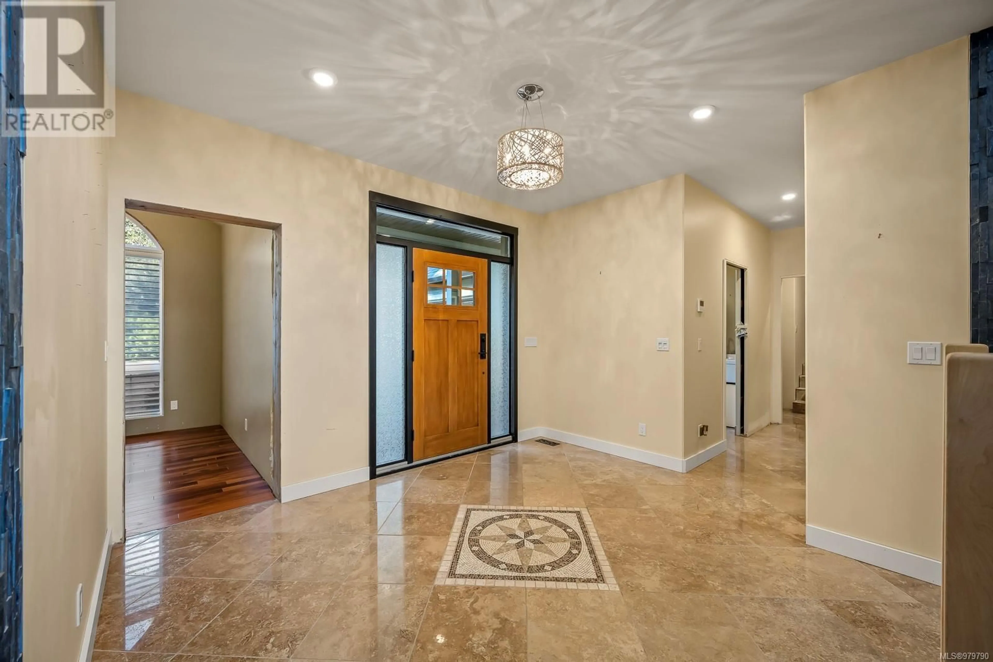 Indoor foyer, wood floors for 2867 Caledon Cres, Courtenay British Columbia V9N7E1