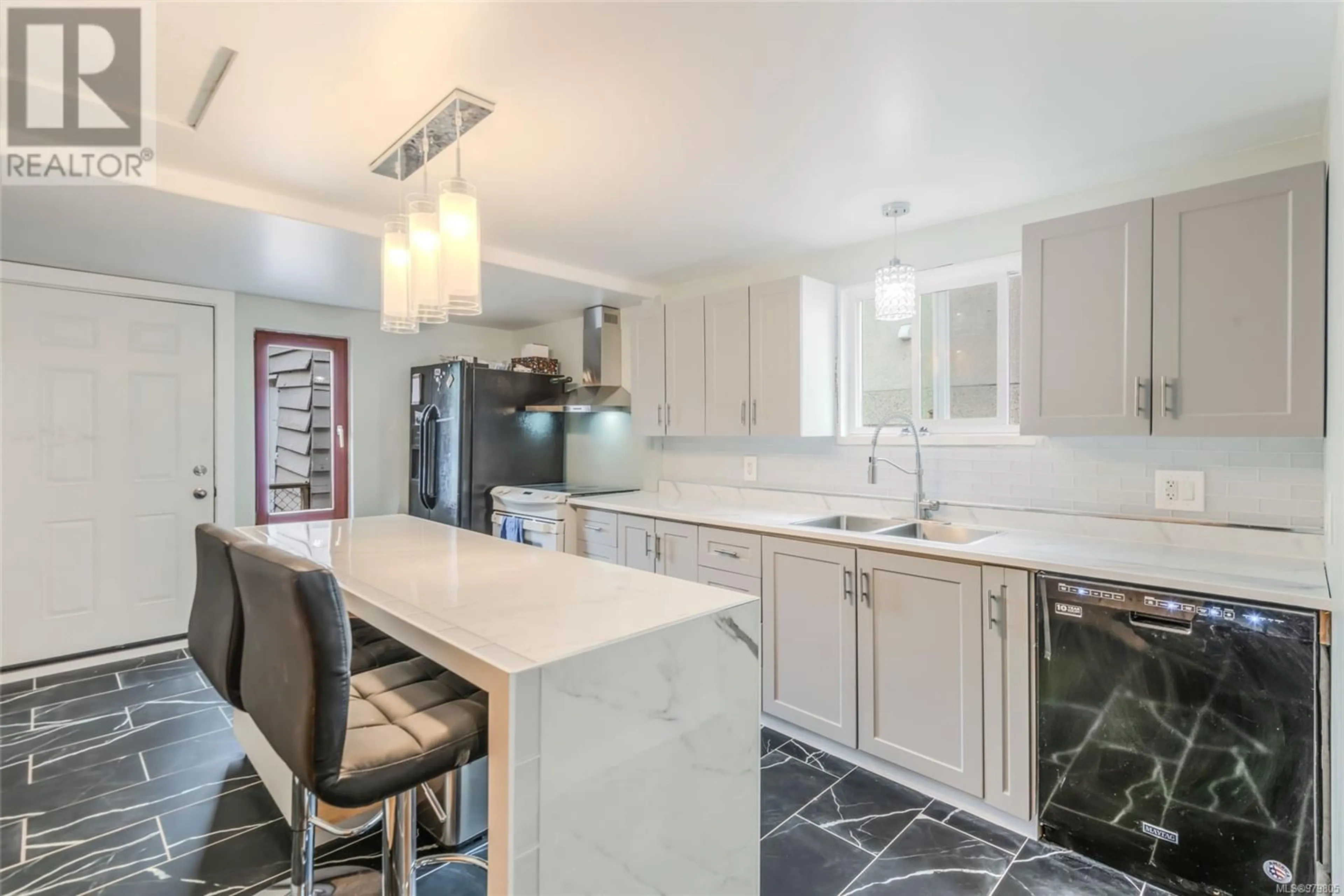 Open concept kitchen for 4917 Montrose St, Port Alberni British Columbia V9Y1M4