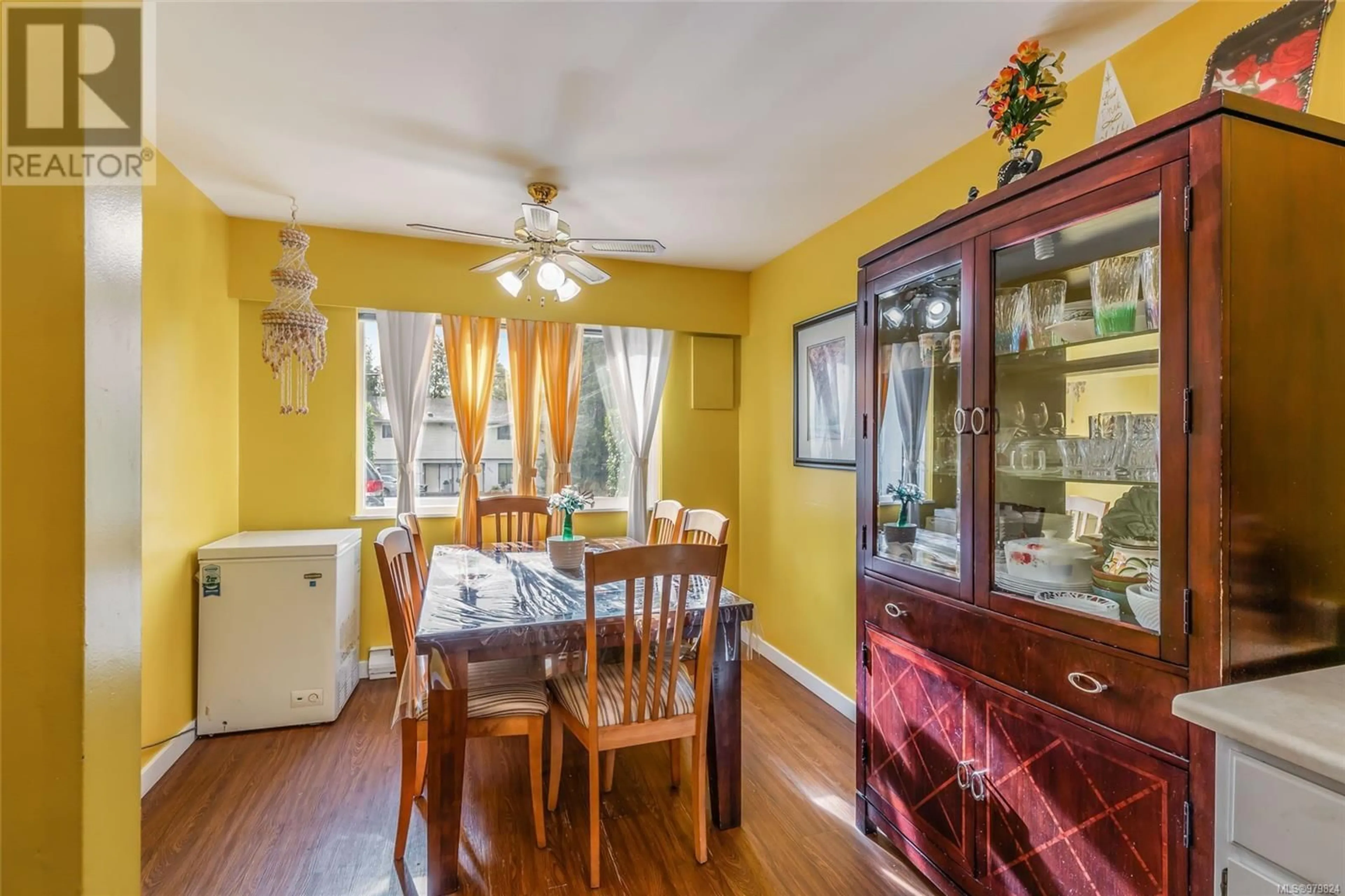 Dining room, wood floors, cottage for 2526 & 2528 Rosstown Rd, Nanaimo British Columbia V9T3R8