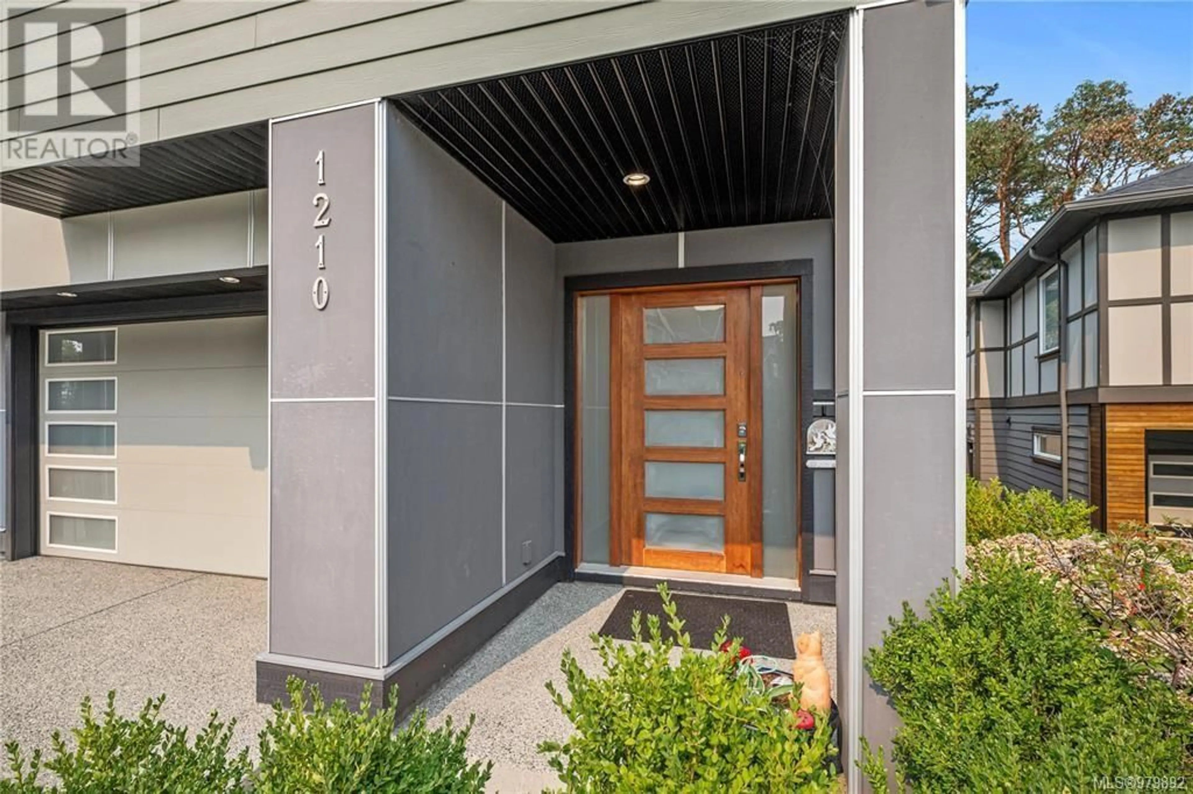 Indoor entryway, cement floor for 1210 Flint Ave, Langford British Columbia V9B0L2