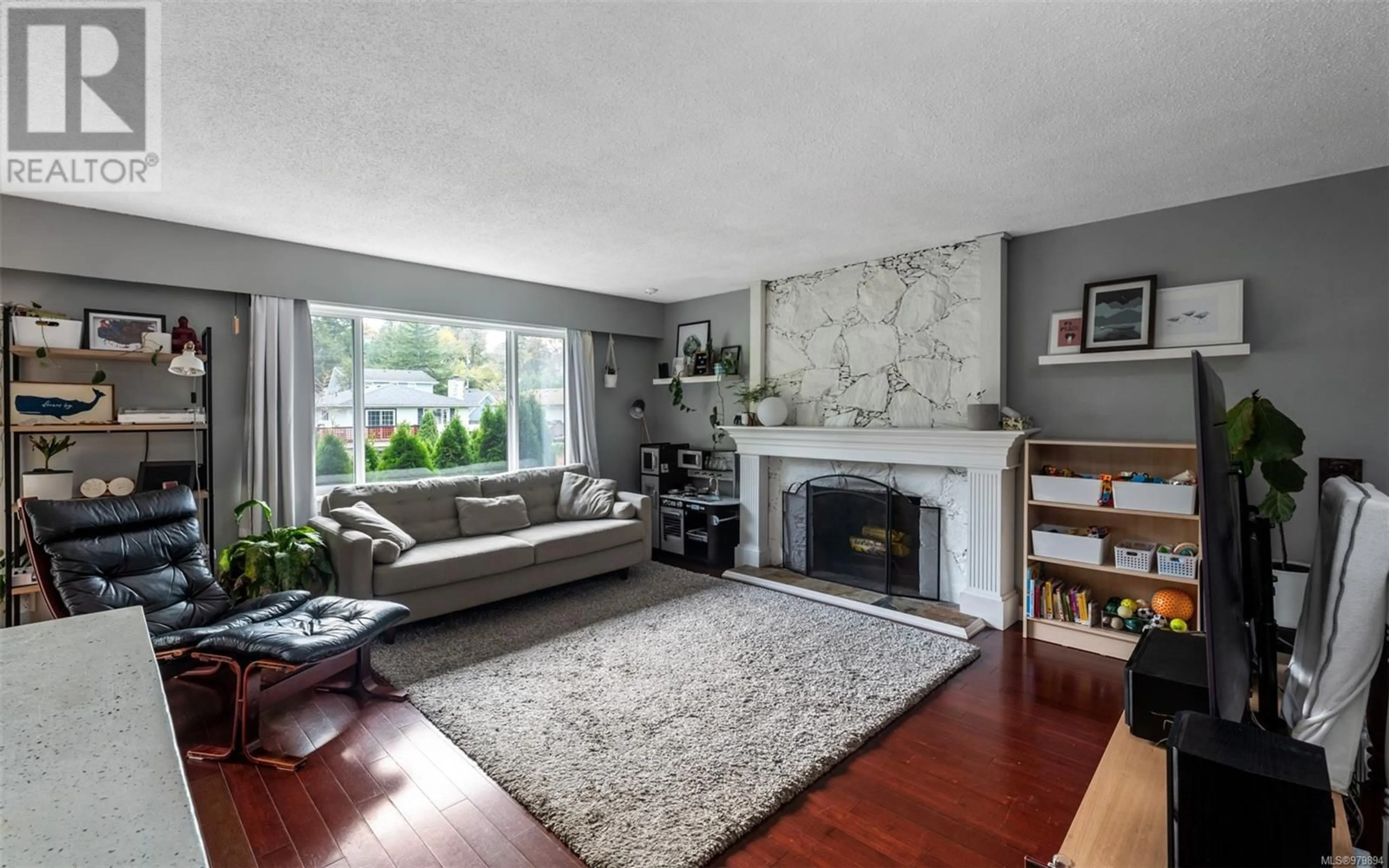 Living room, wood floors for 1032 Leeds Pl, Saanich British Columbia V8X4B9