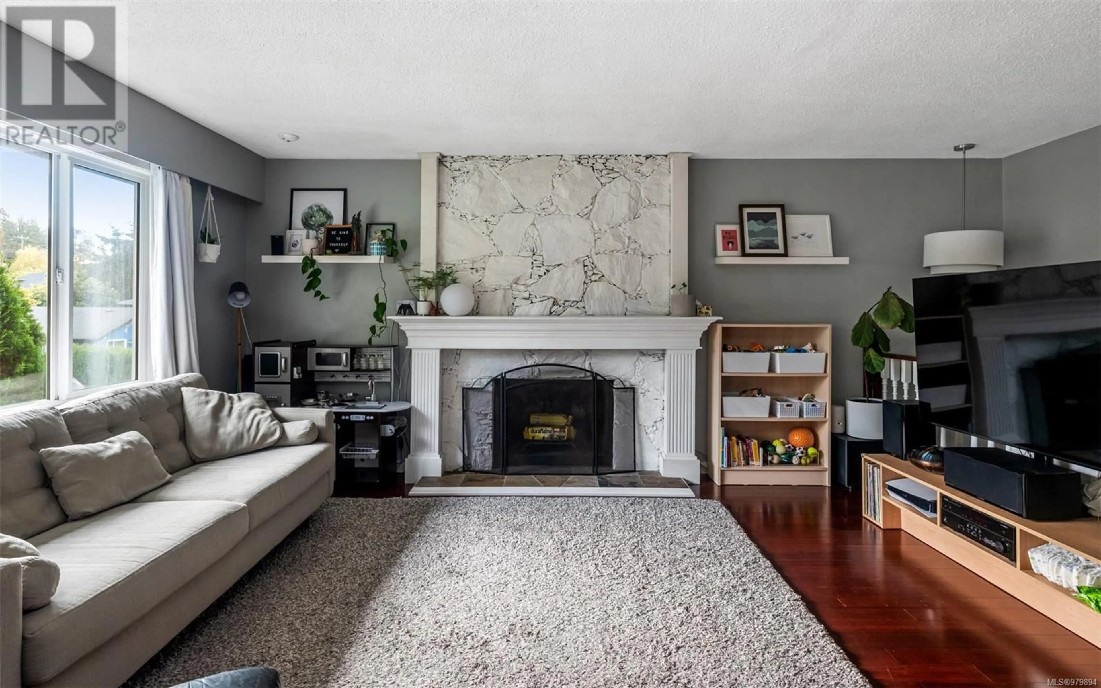 Living room, wood floors for 1032 Leeds Pl, Saanich British Columbia V8X4B9