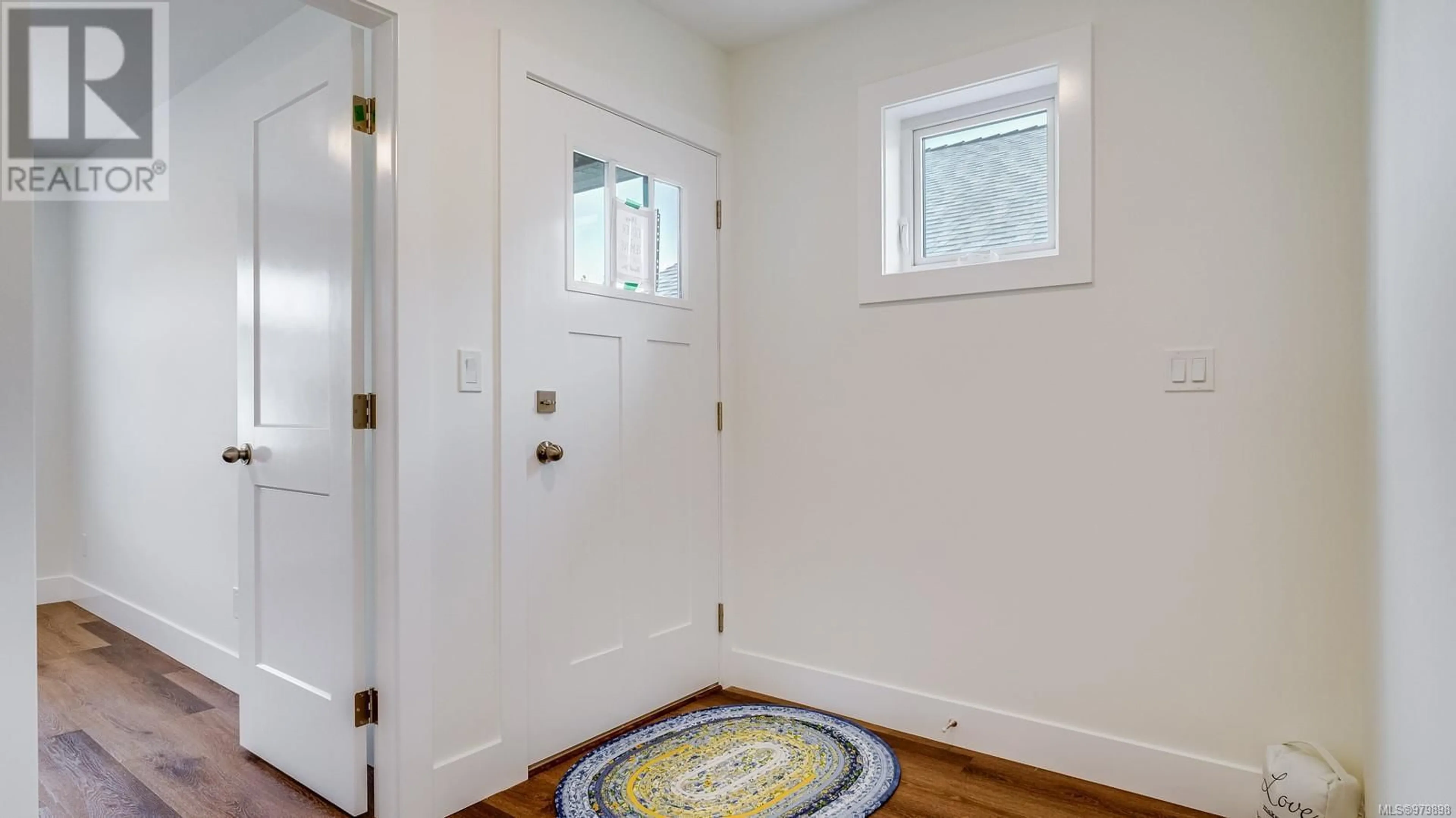 Indoor entryway, wood floors for 8 3774 12th Ave, Port Alberni British Columbia V9Y5A5