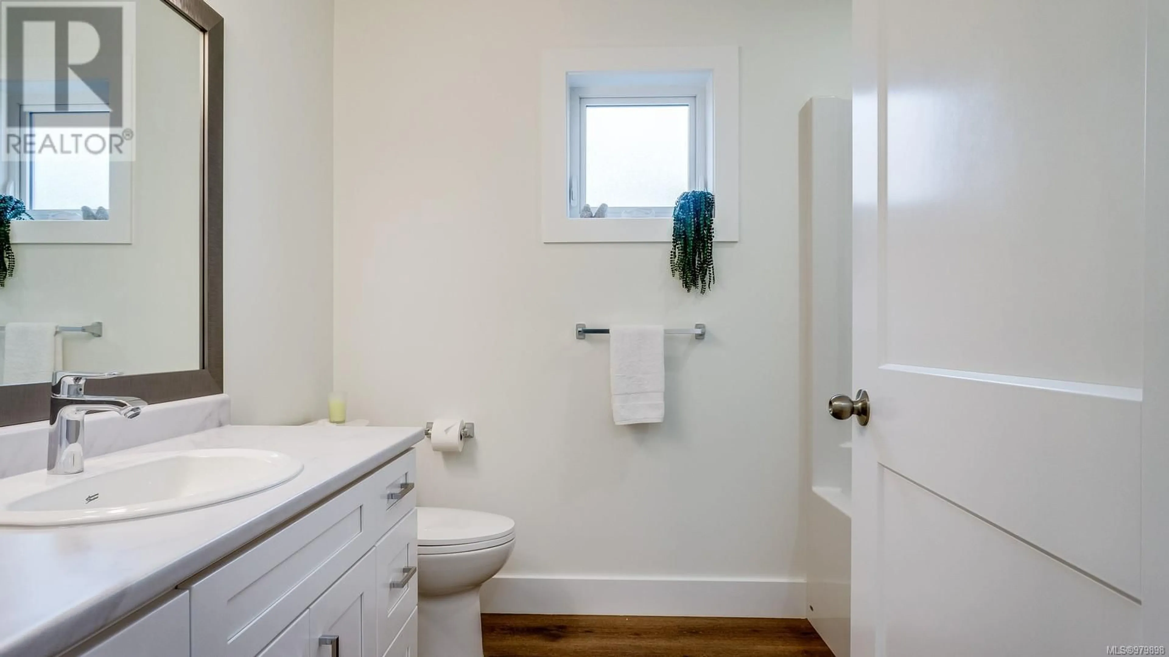 Standard bathroom, wood floors for 8 3774 12th Ave, Port Alberni British Columbia V9Y5A5