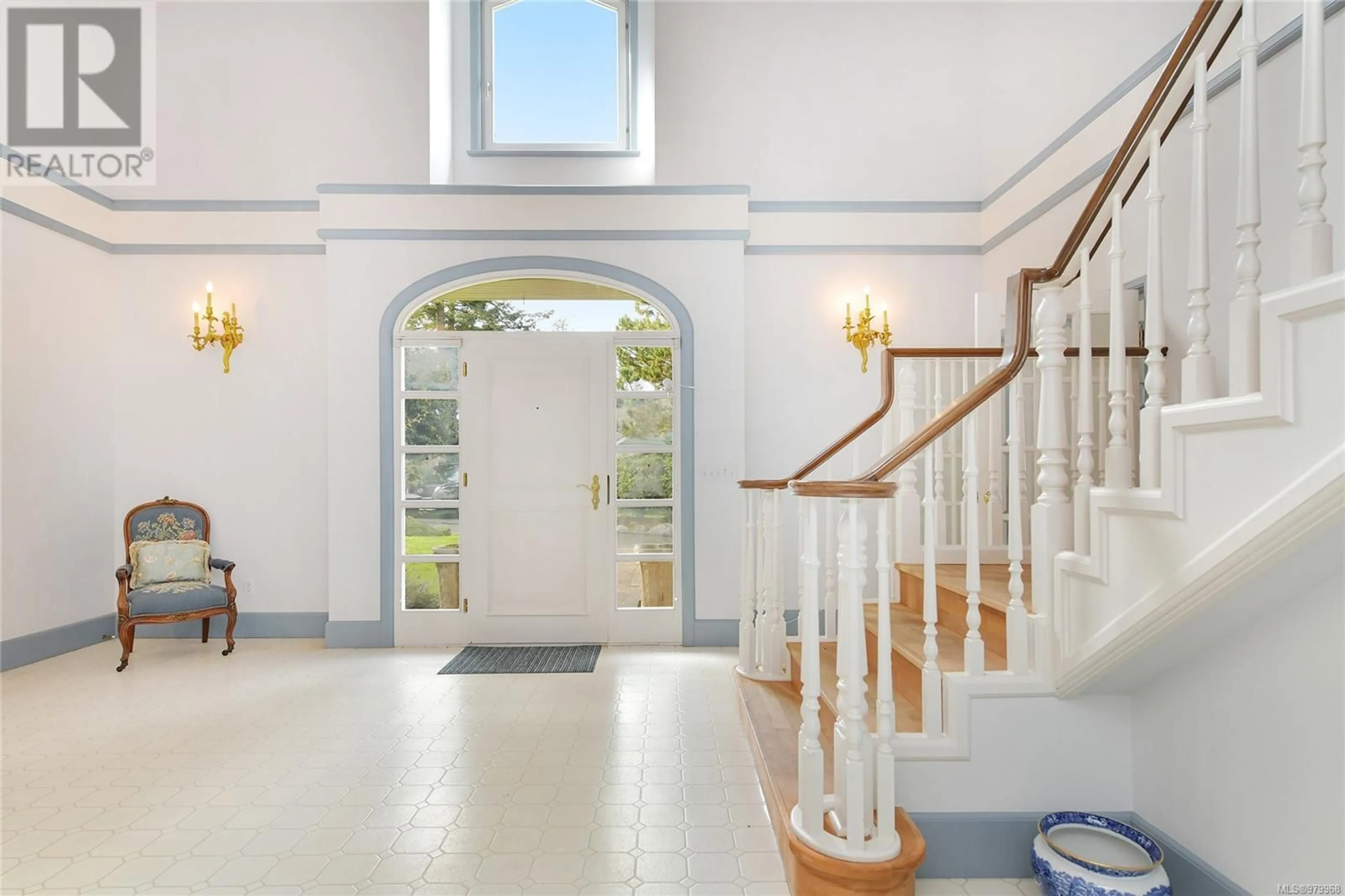 Indoor foyer, wood floors for 611 Island Rd, Oak Bay British Columbia V8S2T7