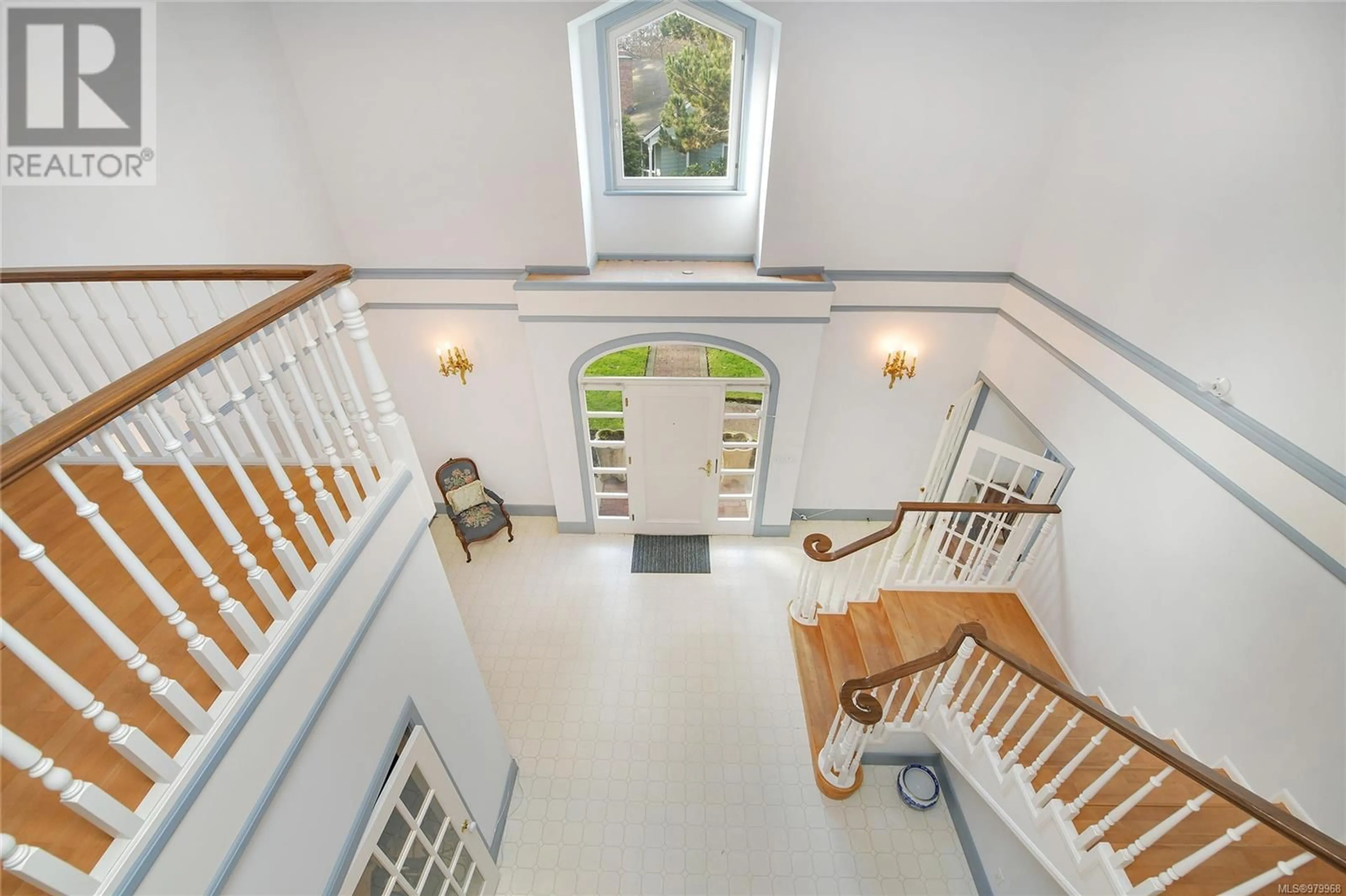 Indoor foyer, wood floors for 611 Island Rd, Oak Bay British Columbia V8S2T7