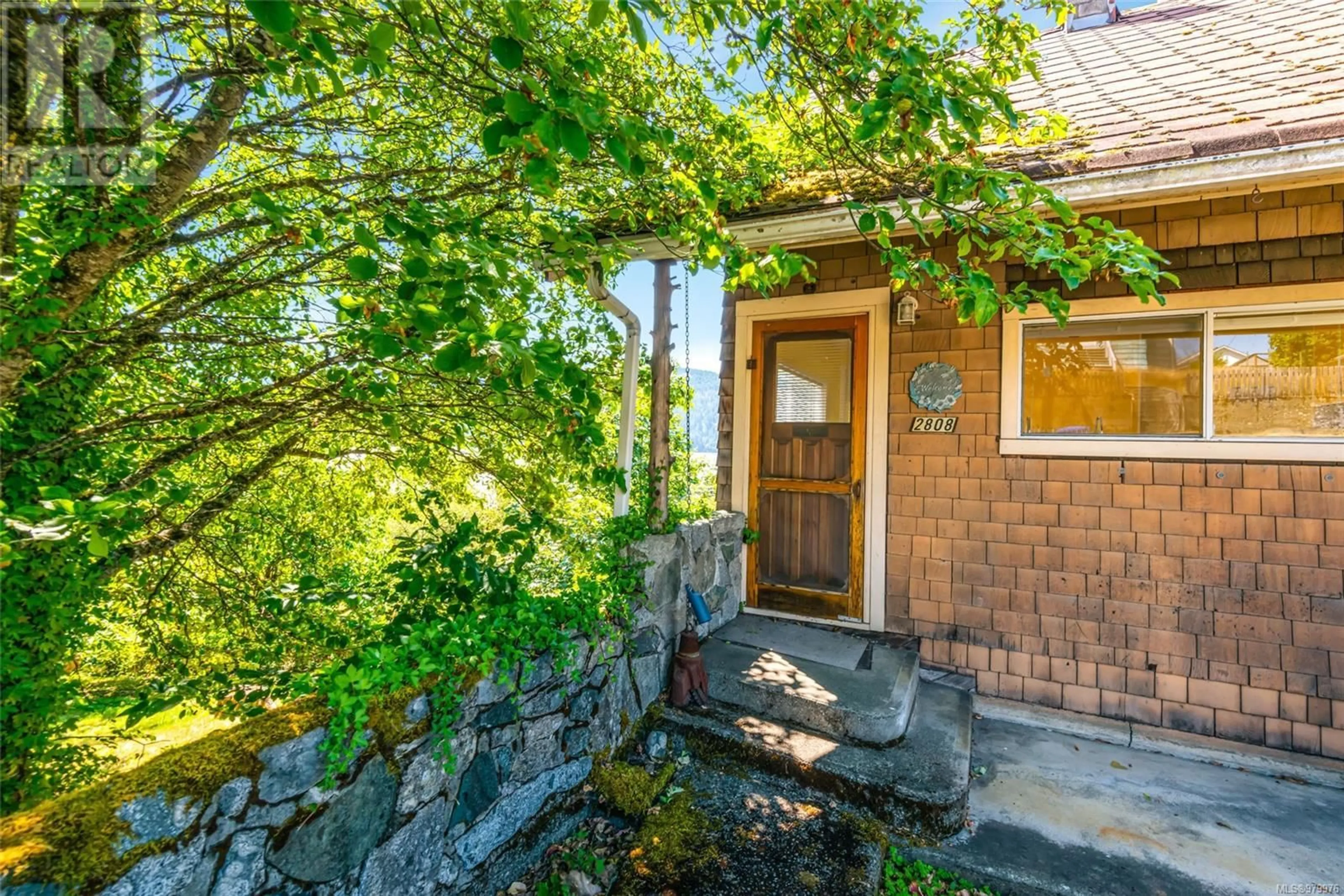 Indoor entryway, wood floors for 2808 1st Ave, Port Alberni British Columbia V9Y1Y4