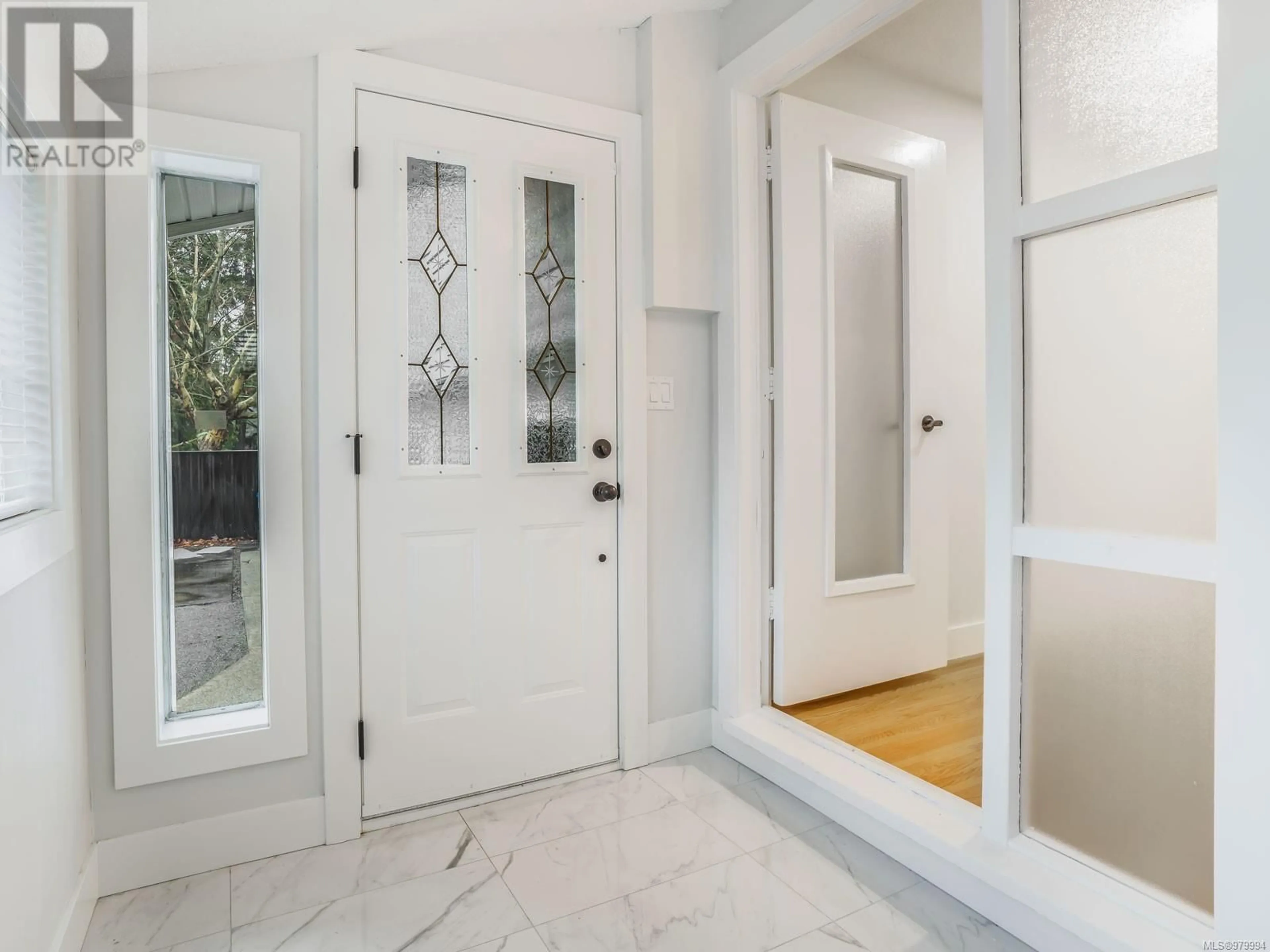 Indoor entryway, wood floors for 3811 Departure Bay Rd, Nanaimo British Columbia V9T1C6