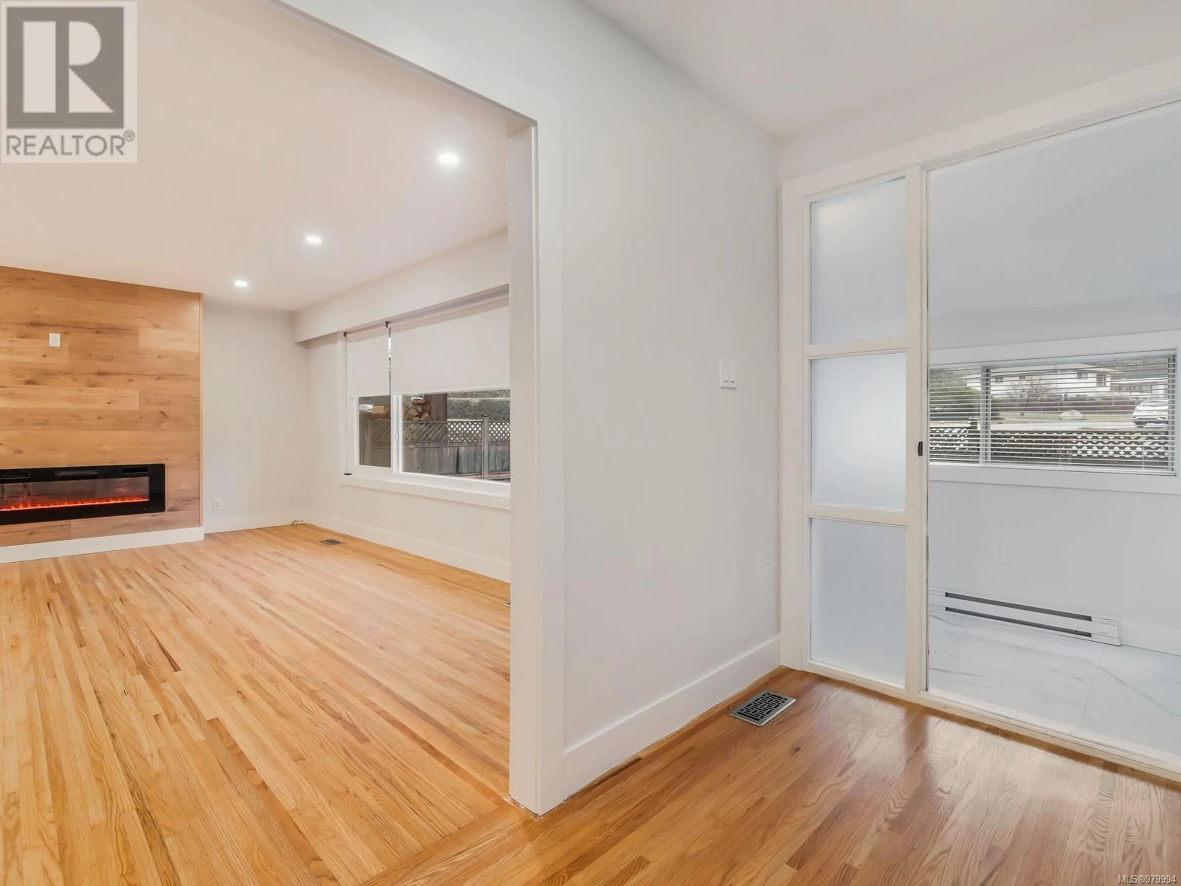 Indoor entryway, wood floors for 3811 Departure Bay Rd, Nanaimo British Columbia V9T1C6