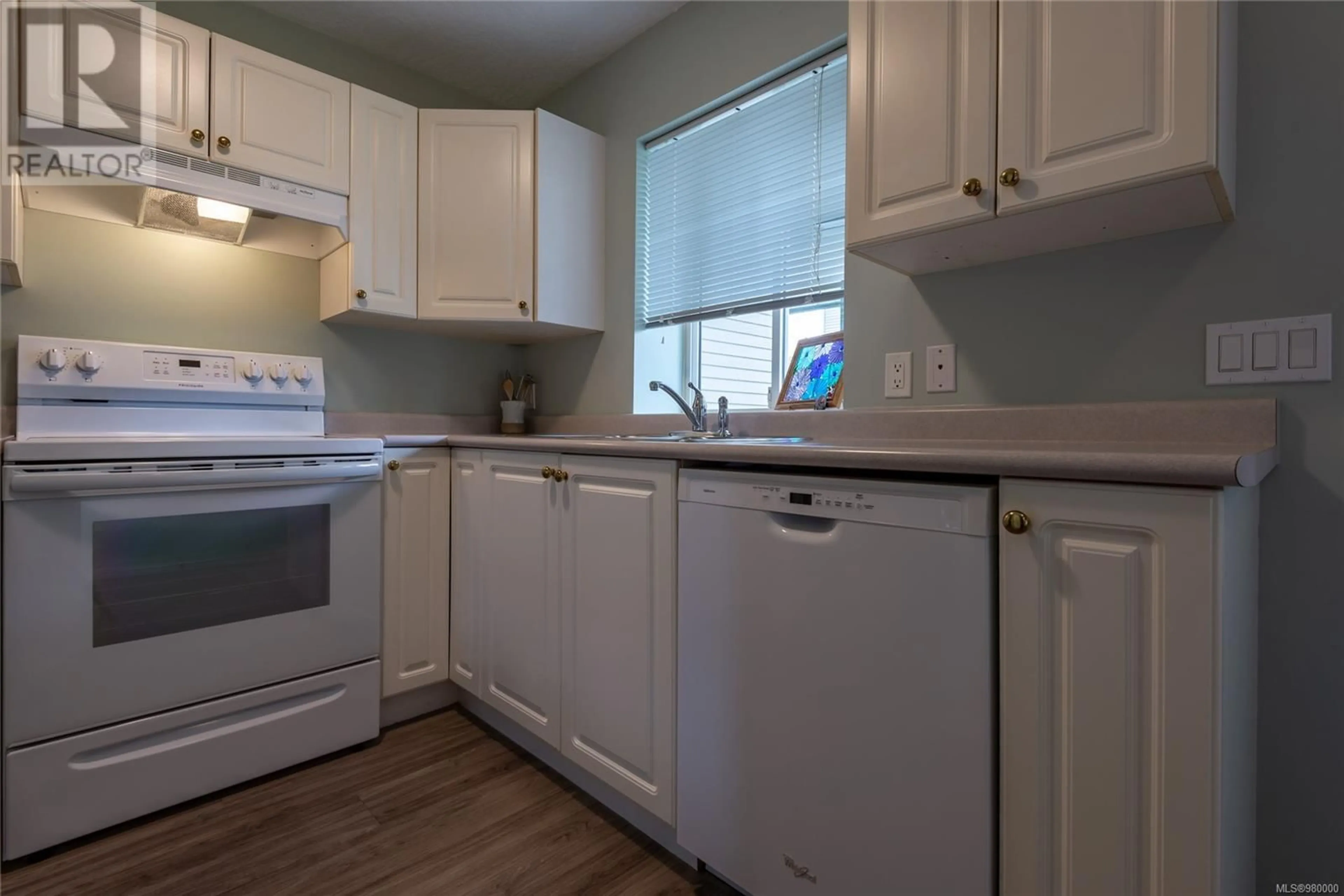 Standard kitchen, wood floors, cottage for 12 2317 Dalton Rd, Campbell River British Columbia V9W1H7