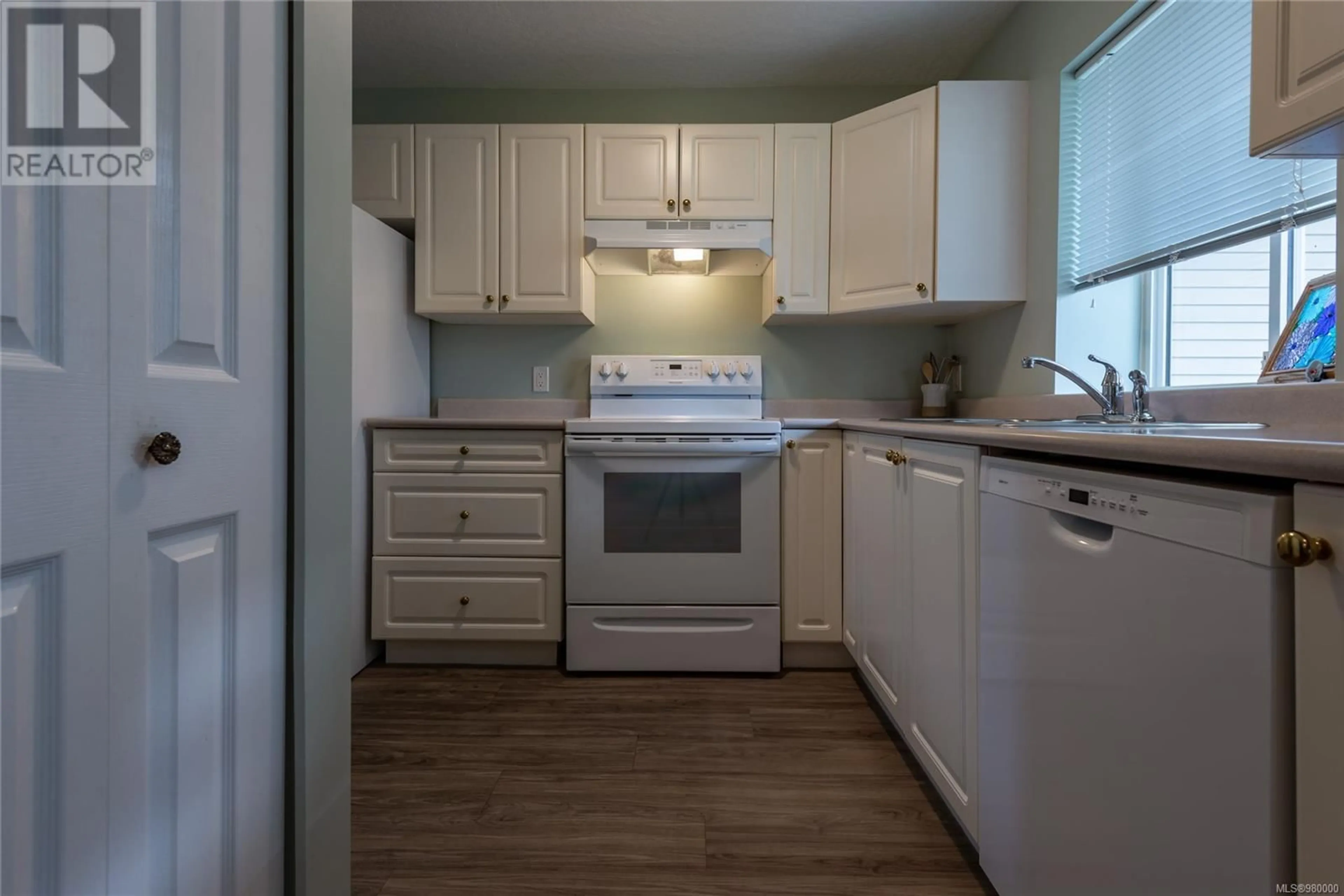 Standard kitchen, wood floors, cottage for 12 2317 Dalton Rd, Campbell River British Columbia V9W1H7