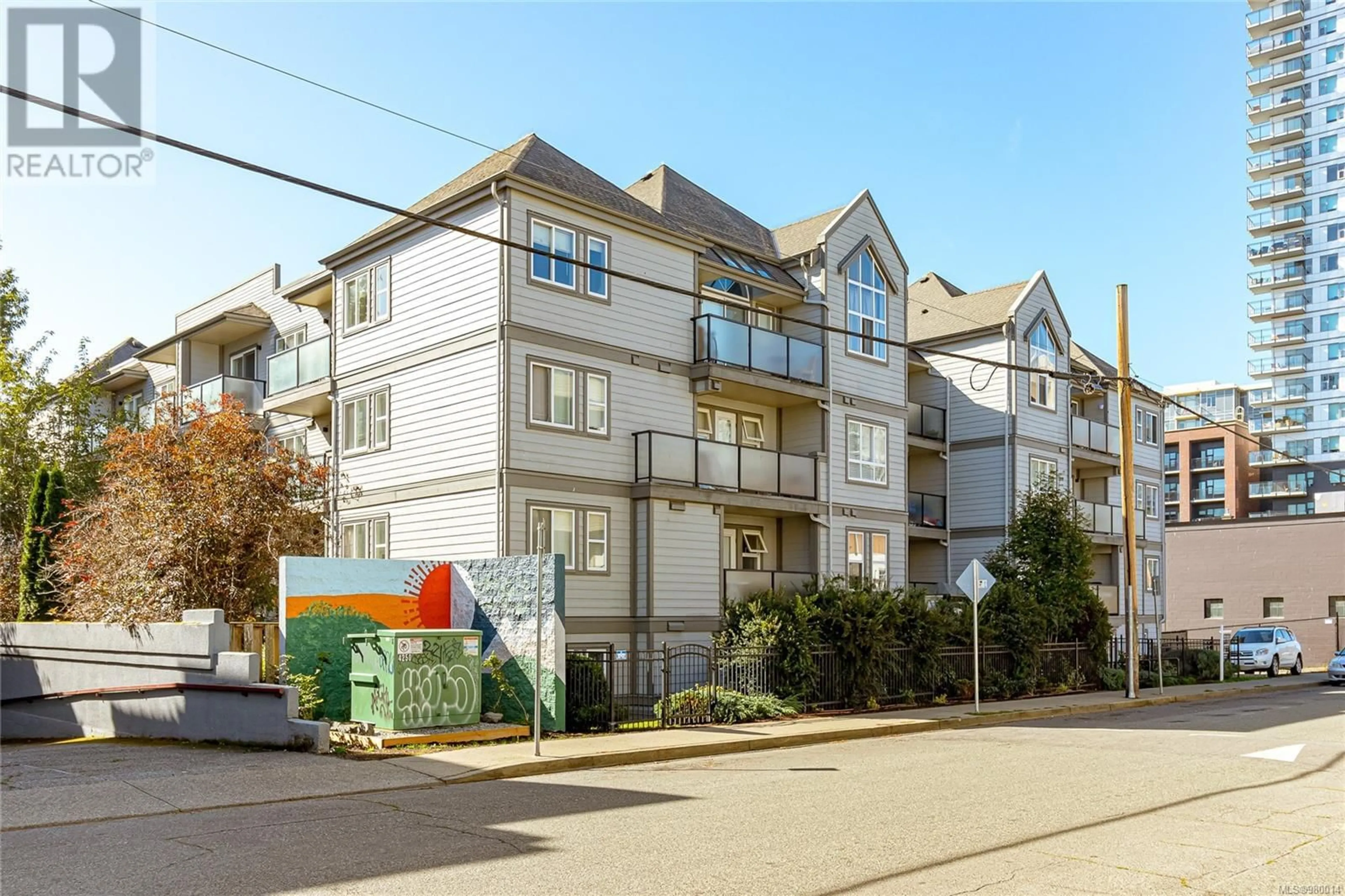 A pic from exterior of the house or condo, the front or back of building for 301 827 North Park St, Victoria British Columbia V8W3Y3