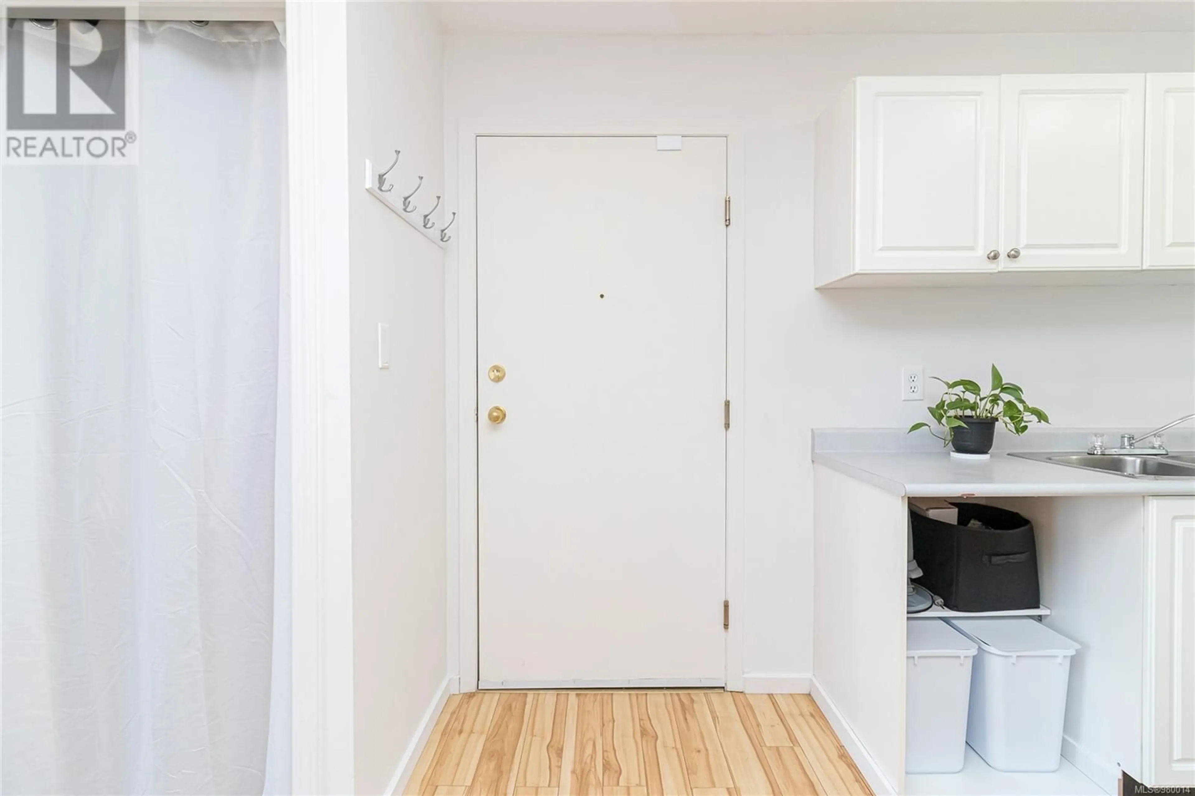 Indoor entryway, wood floors for 301 827 North Park St, Victoria British Columbia V8W3Y3