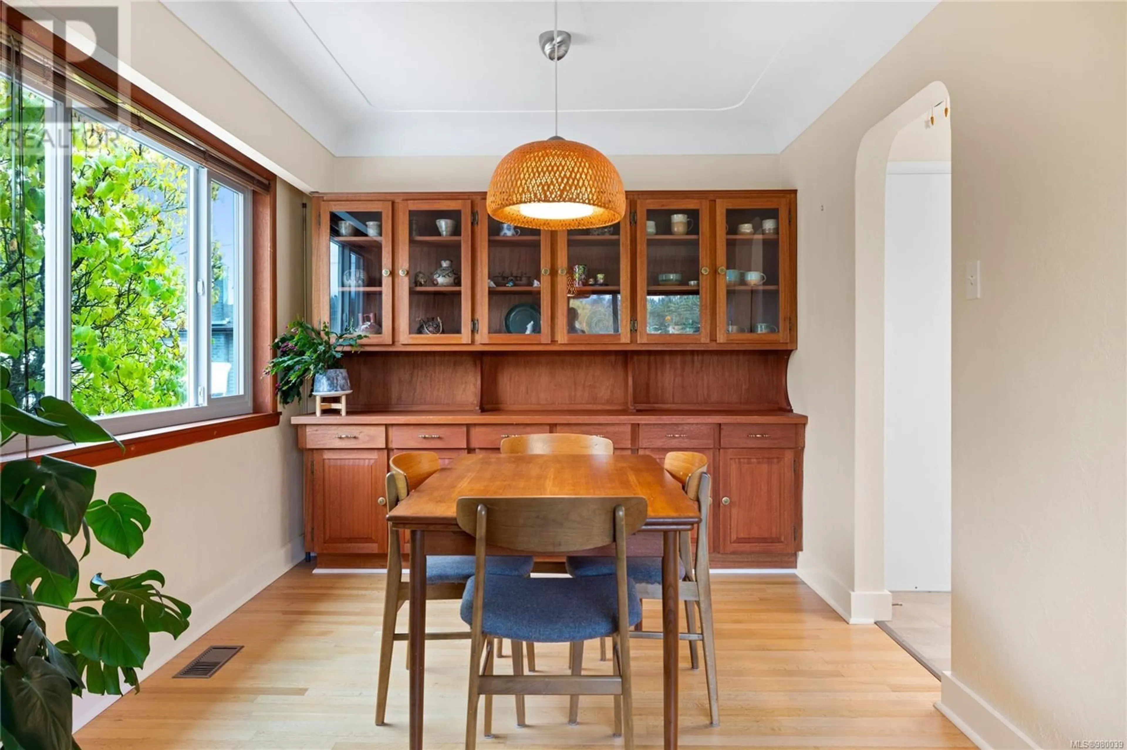 Dining room, wood floors, cottage for 658 Georgia Ave, Nanaimo British Columbia V9R3W4