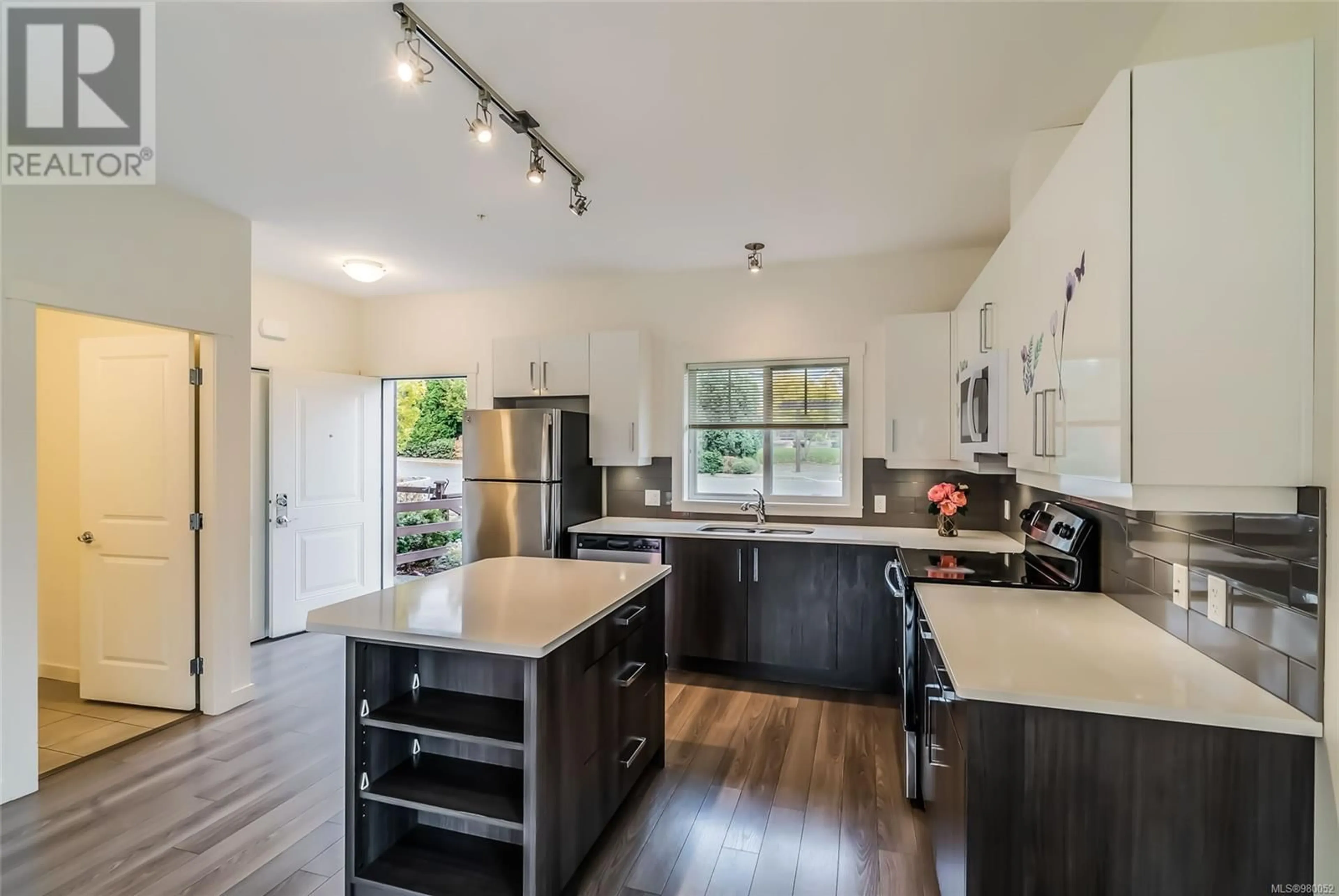 Open concept kitchen for 109 1720 Dufferin Cres, Nanaimo British Columbia V9S0B9