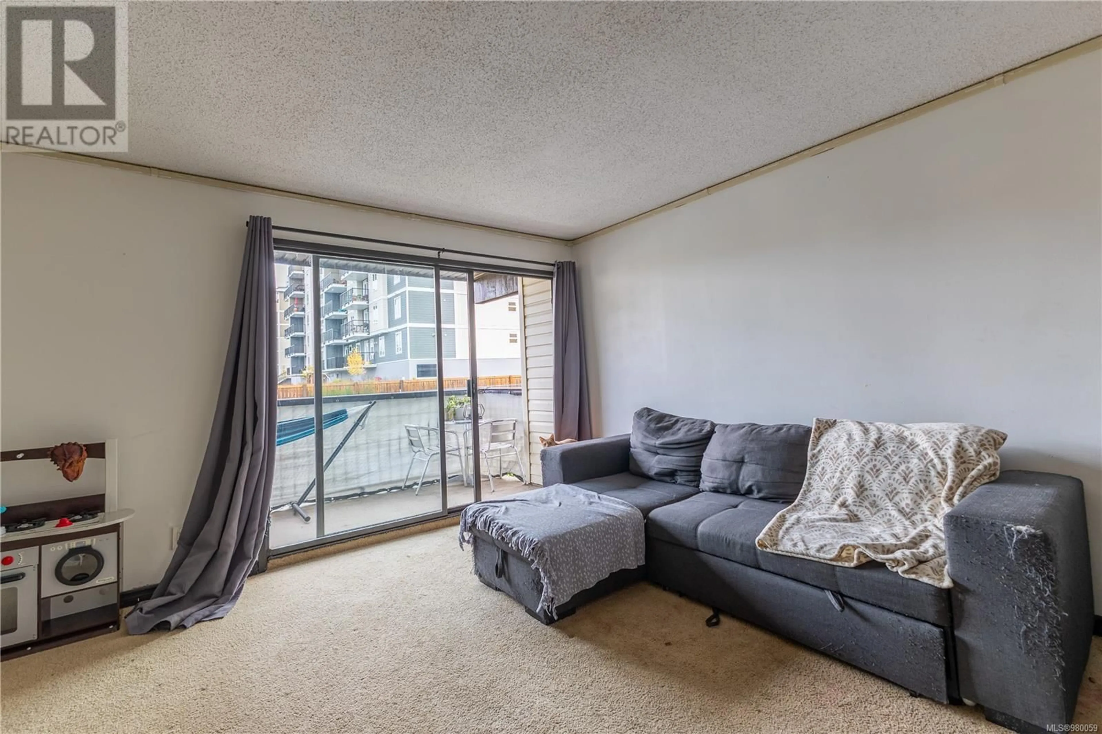 Living room, carpet floors for 208 585 Dogwood St, Campbell River British Columbia V9W6T6