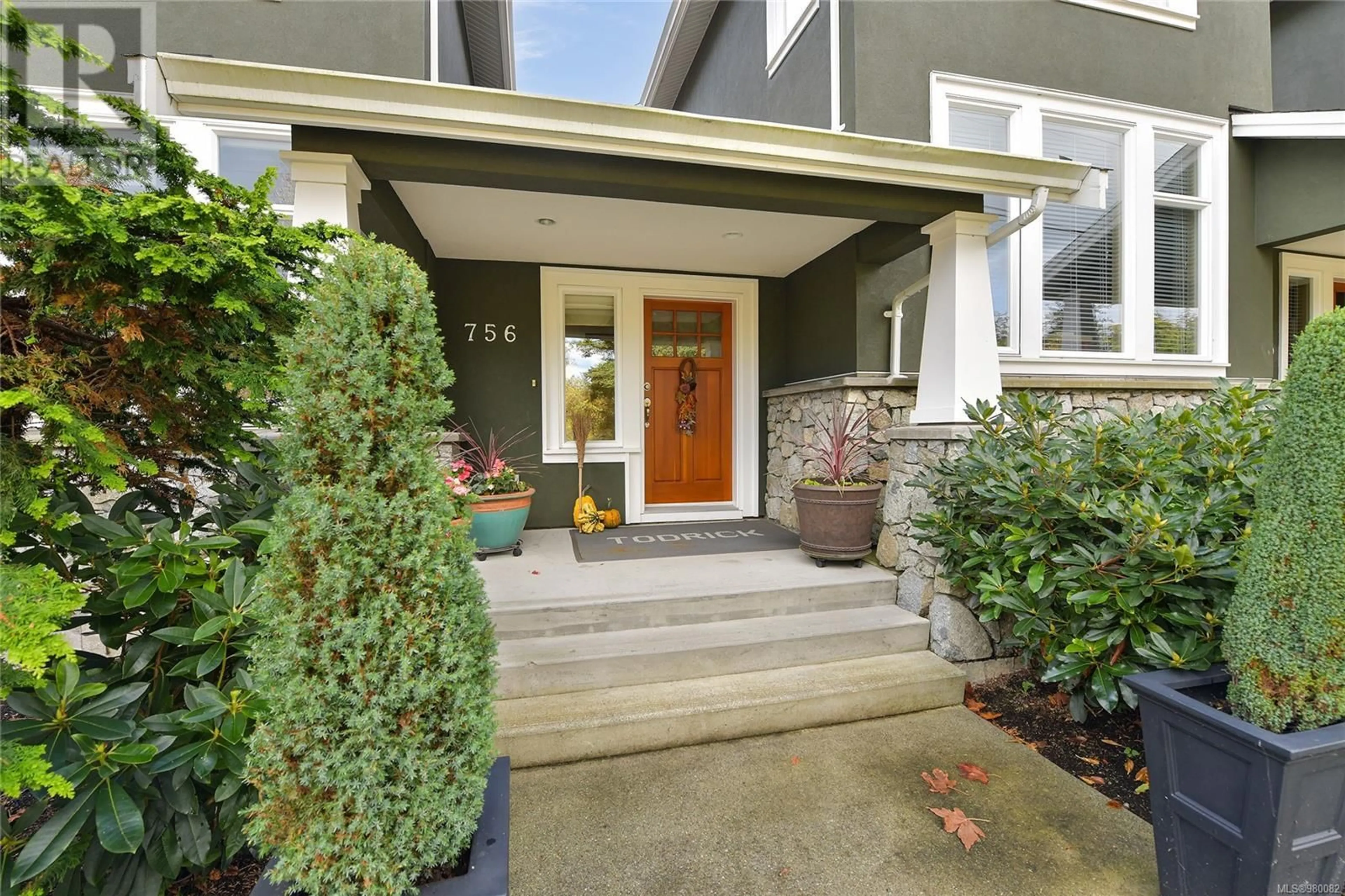 Indoor entryway, wood floors for 756 Cordova Bay Rd, Saanich British Columbia V8Y1R1