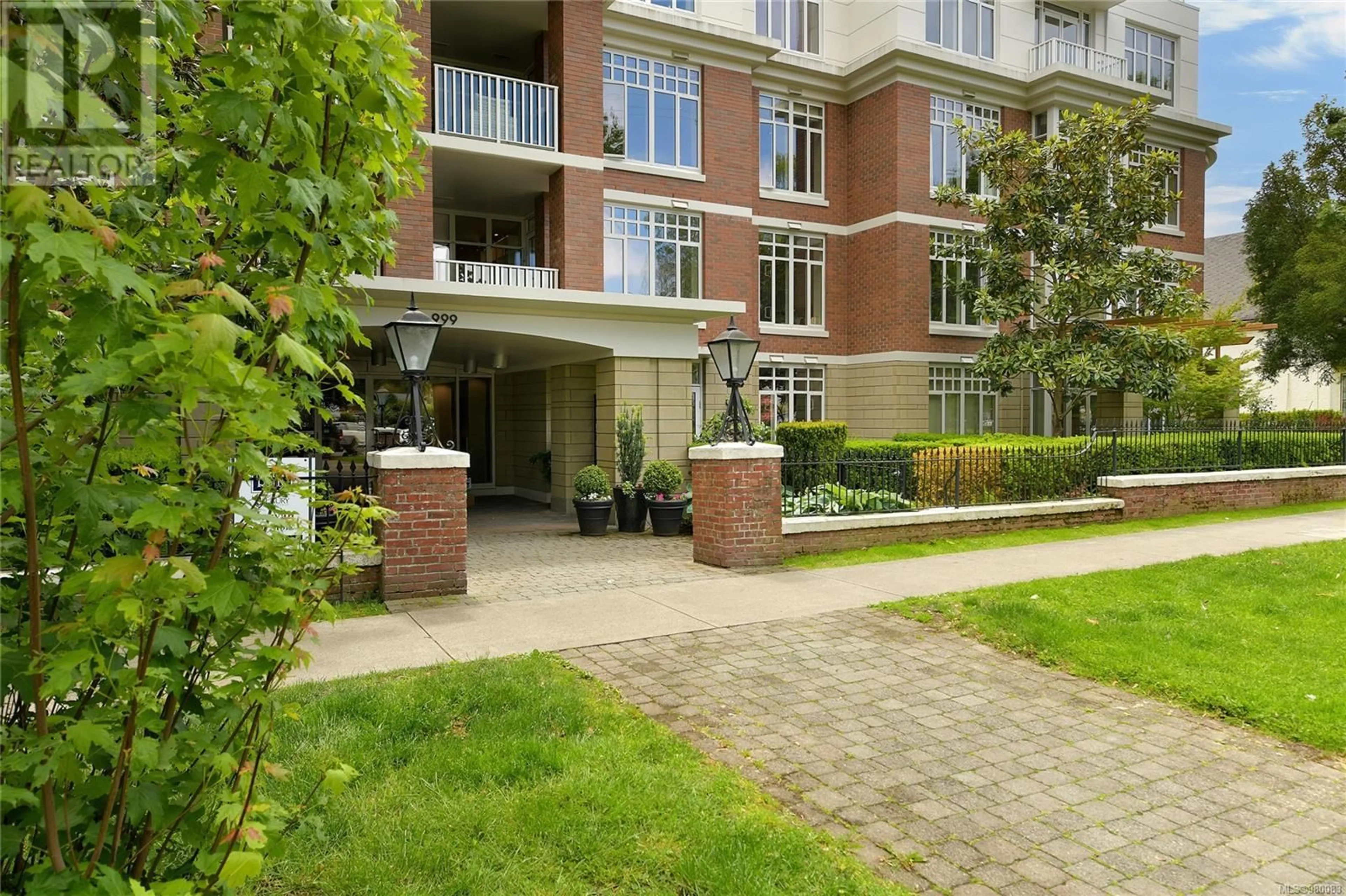 A pic from exterior of the house or condo, the front or back of building for 215 999 Burdett Ave, Victoria British Columbia V8V3G7