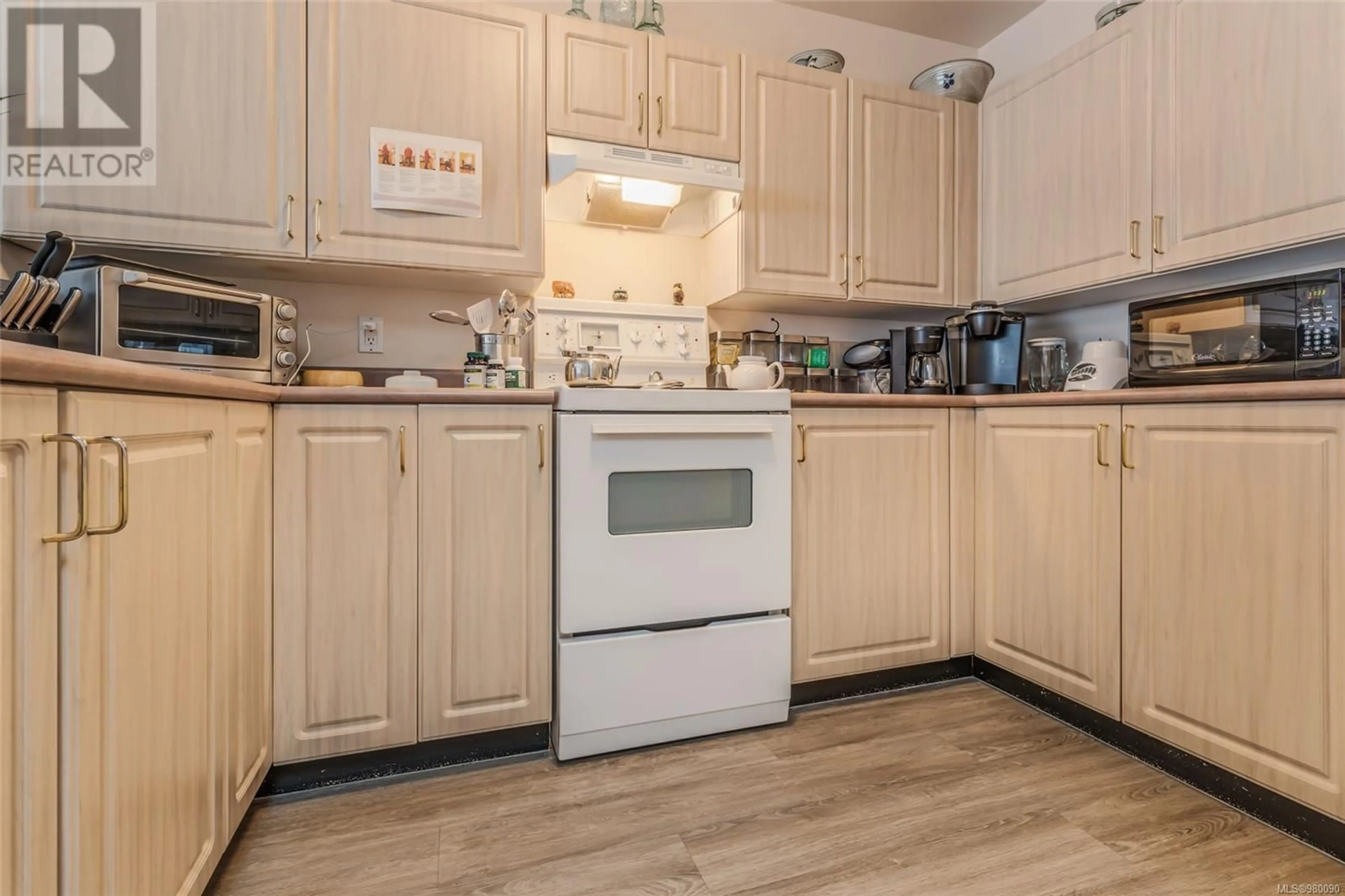 Standard kitchen, wood floors, cottage for 301 750 Memorial Ave, Qualicum Beach British Columbia V9K2P6