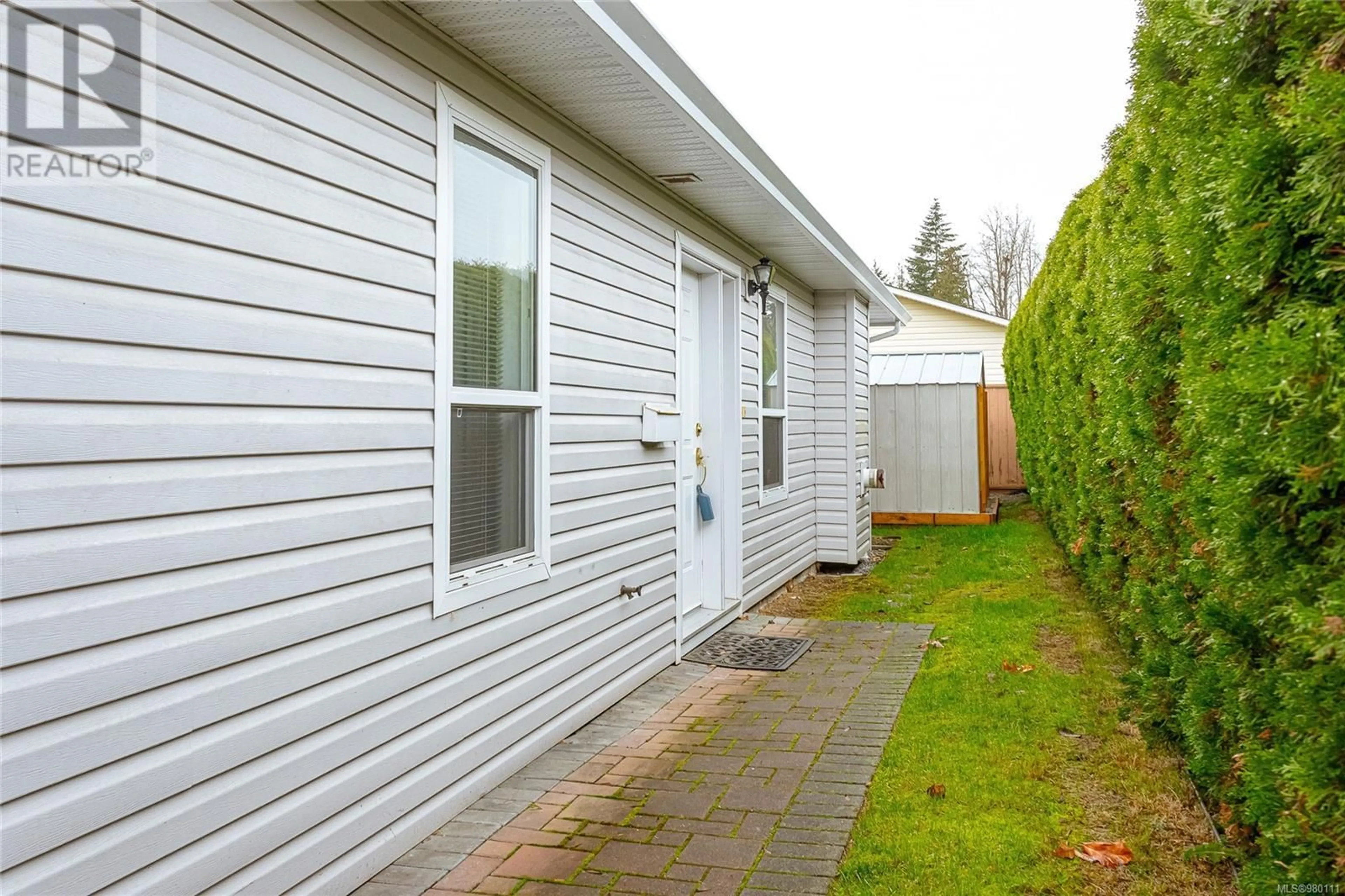 Home with vinyl exterior material for 4 7570 Tetayut Rd, Central Saanich British Columbia V8M2H4