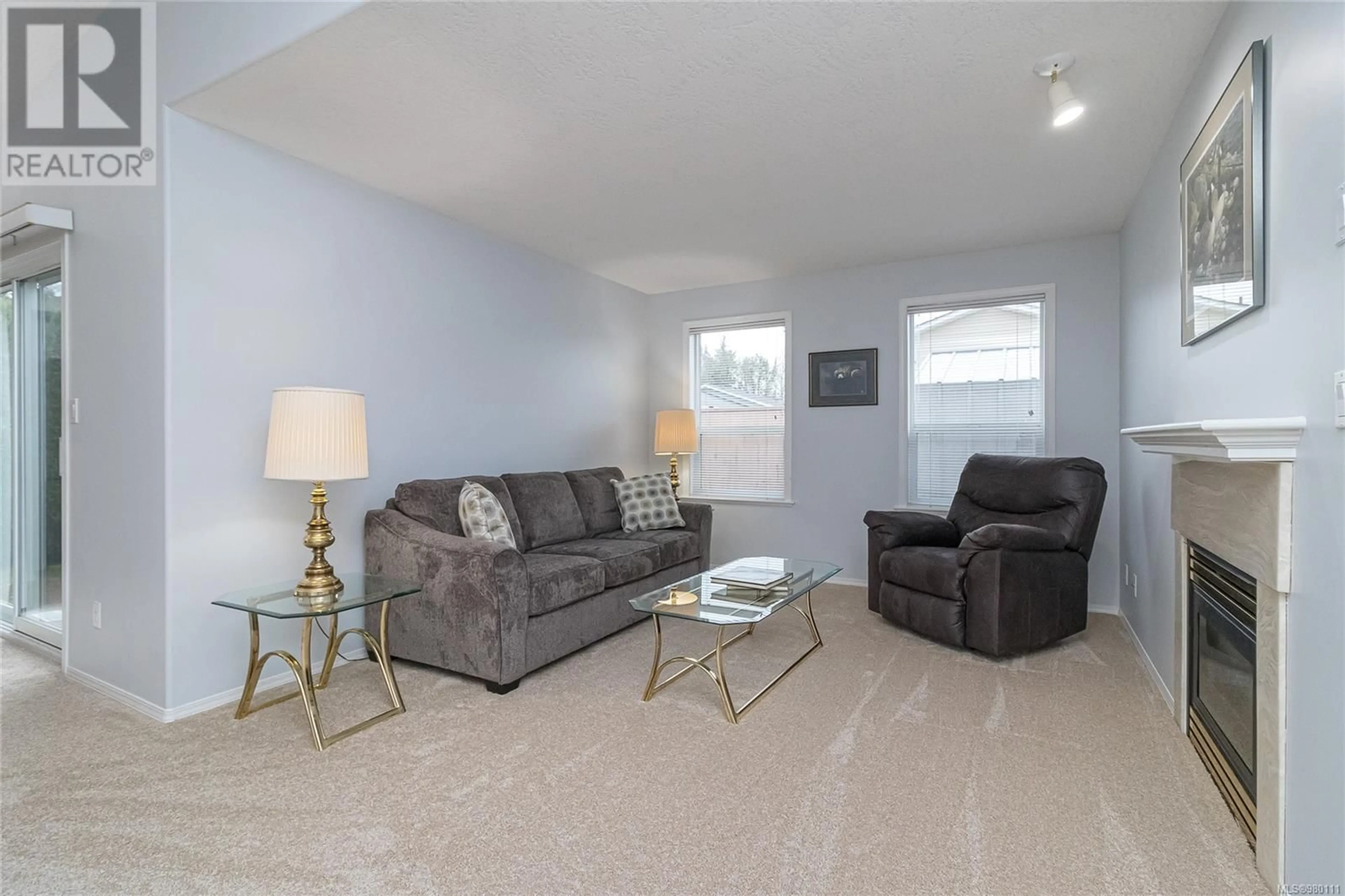 Living room, carpet floors for 4 7570 Tetayut Rd, Central Saanich British Columbia V8M2H4