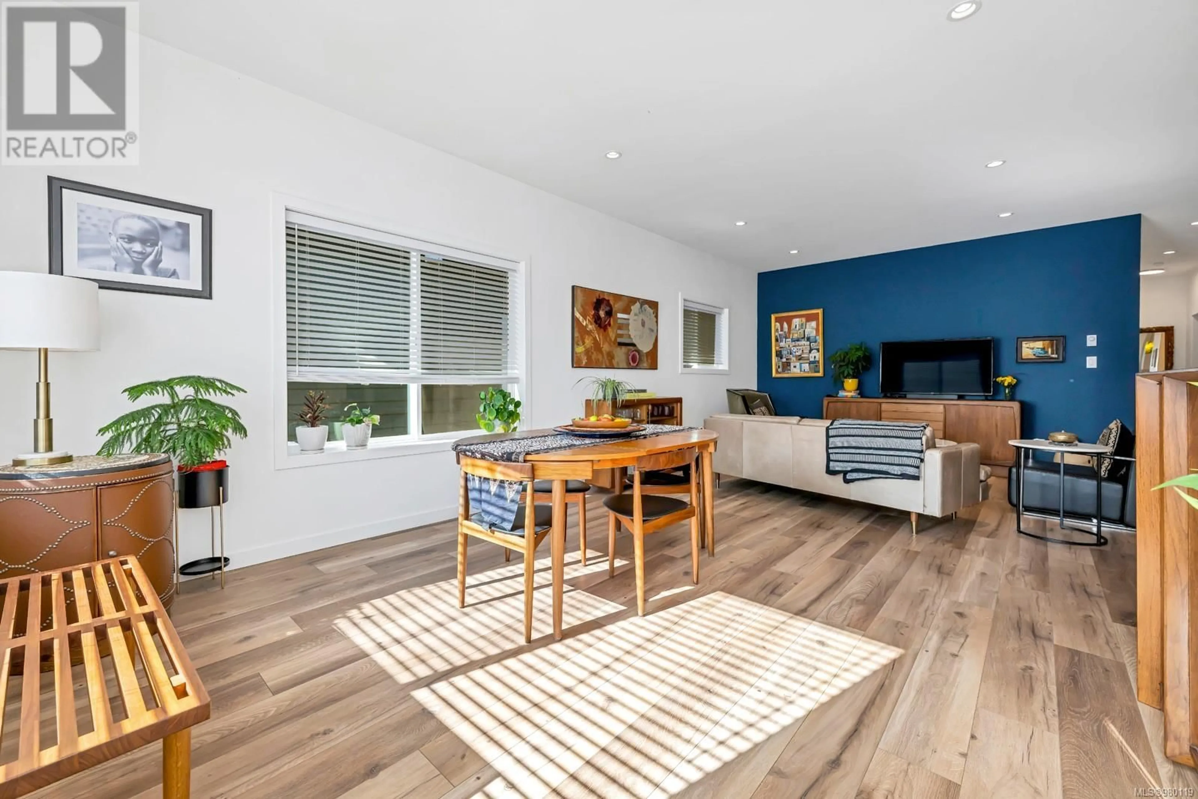 Living room, wood floors for 31 Saanich Ridge Dr, Central Saanich British Columbia V8M0B8