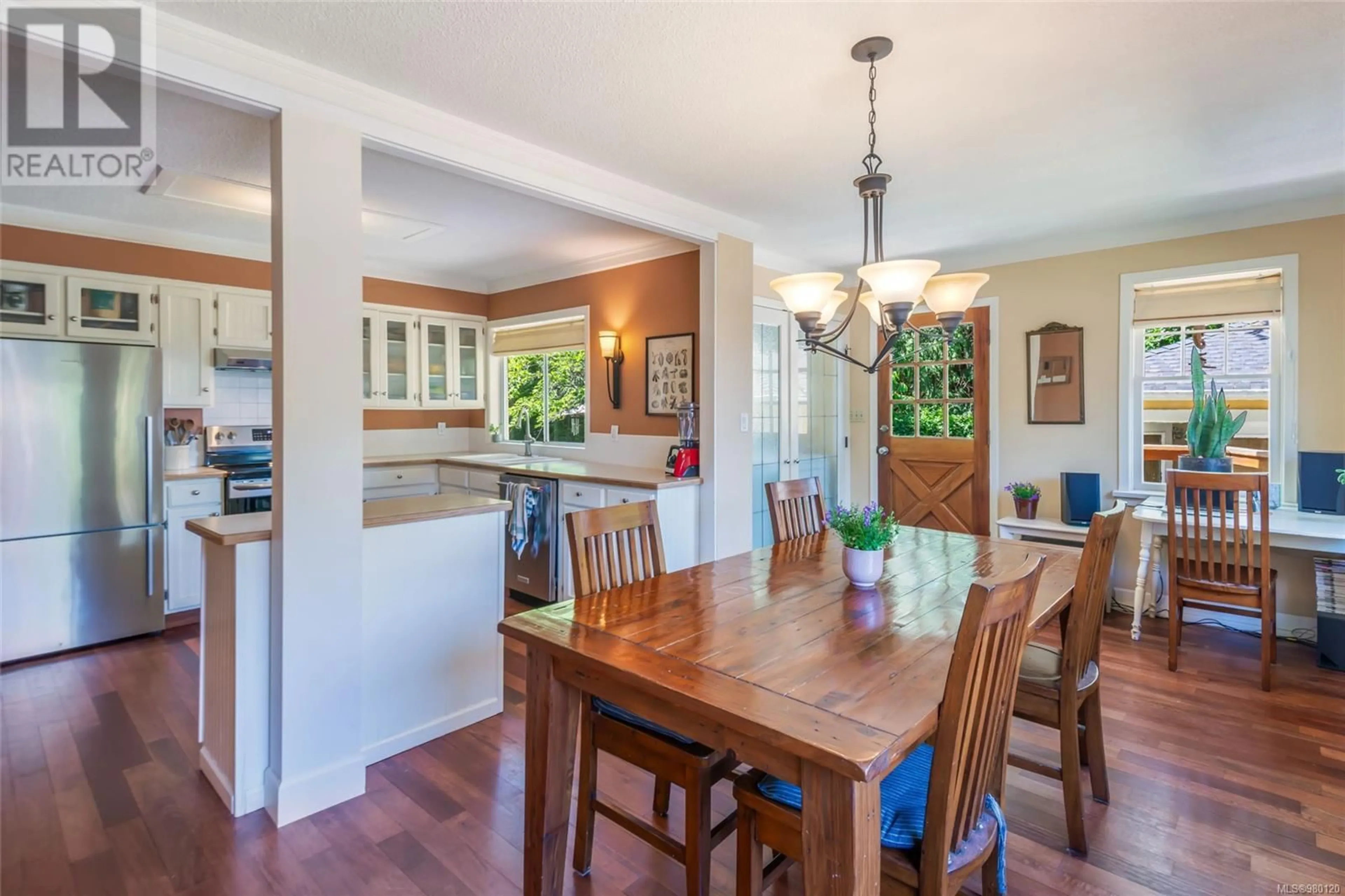 Open concept kitchen for 407 Cypress Rd, Qualicum Beach British Columbia V9K1G5