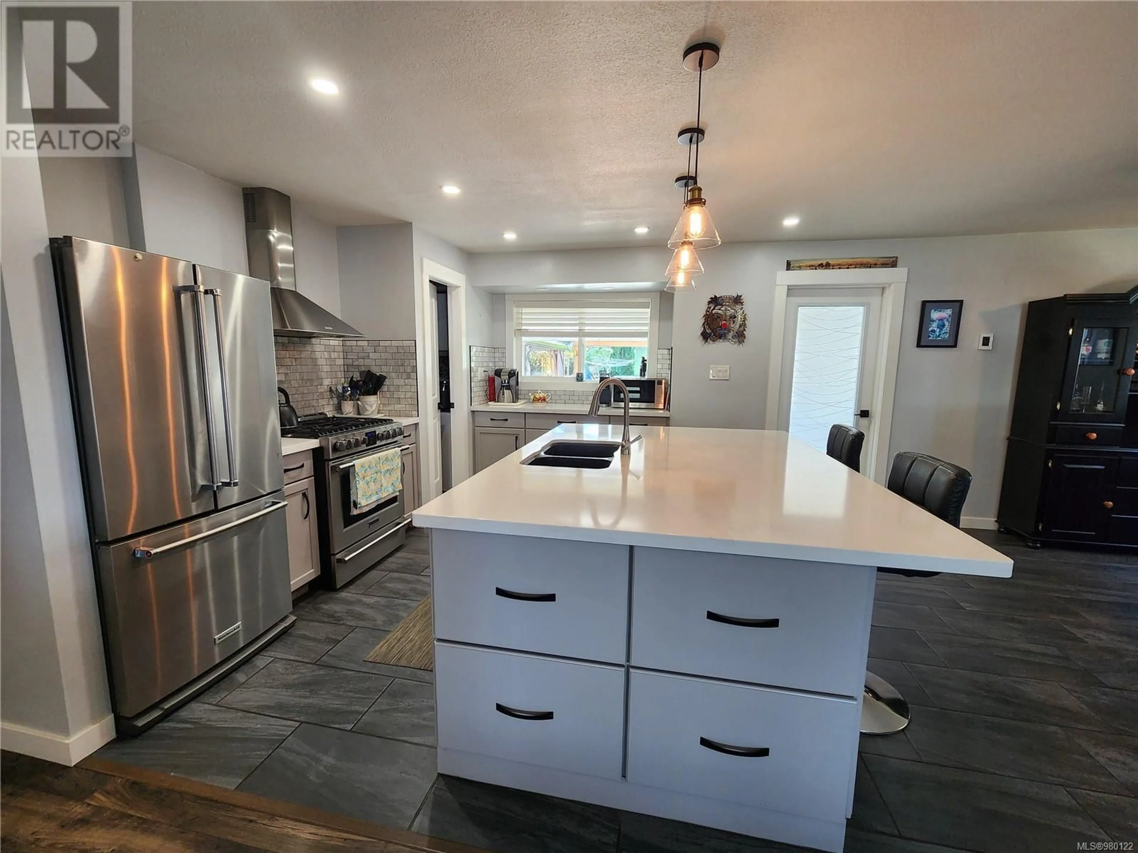 Open concept kitchen for 695 Evergreen Rd, Campbell River British Columbia V9W3R7