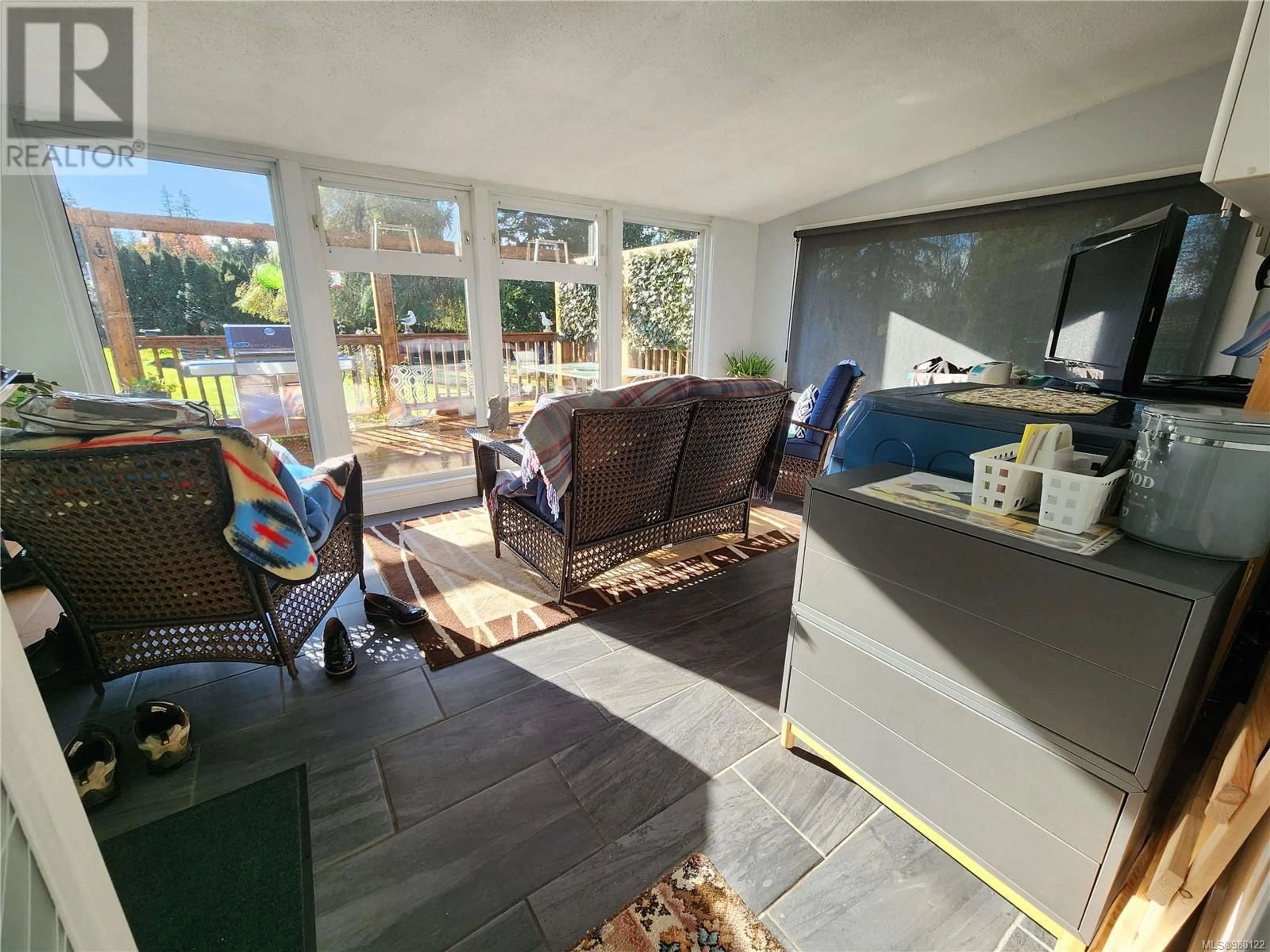 Living room, cement floor for 695 Evergreen Rd, Campbell River British Columbia V9W3R7