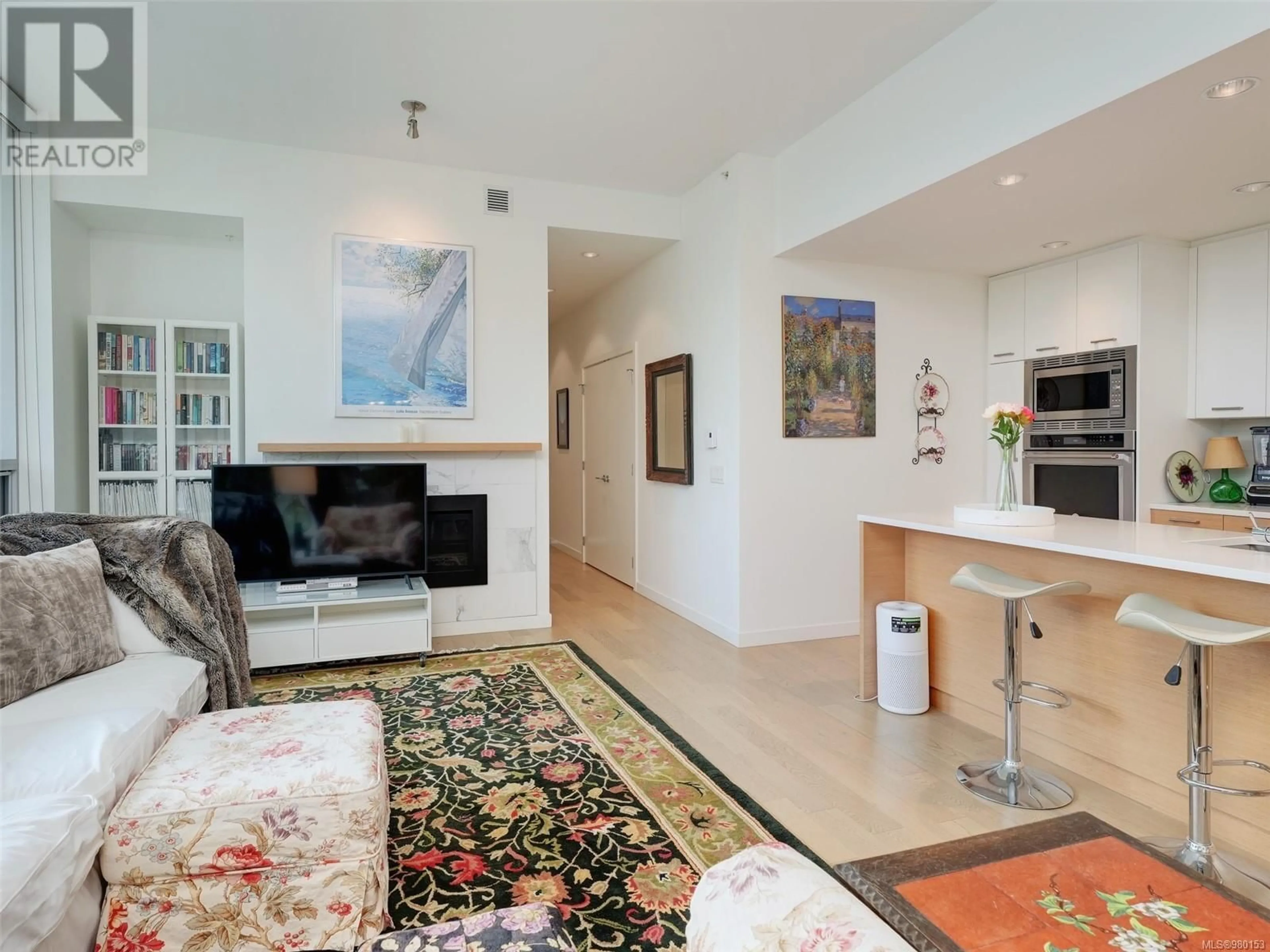 Living room, wood floors for 101 4009 Rainbow Hill Lane, Saanich British Columbia V8X0B3