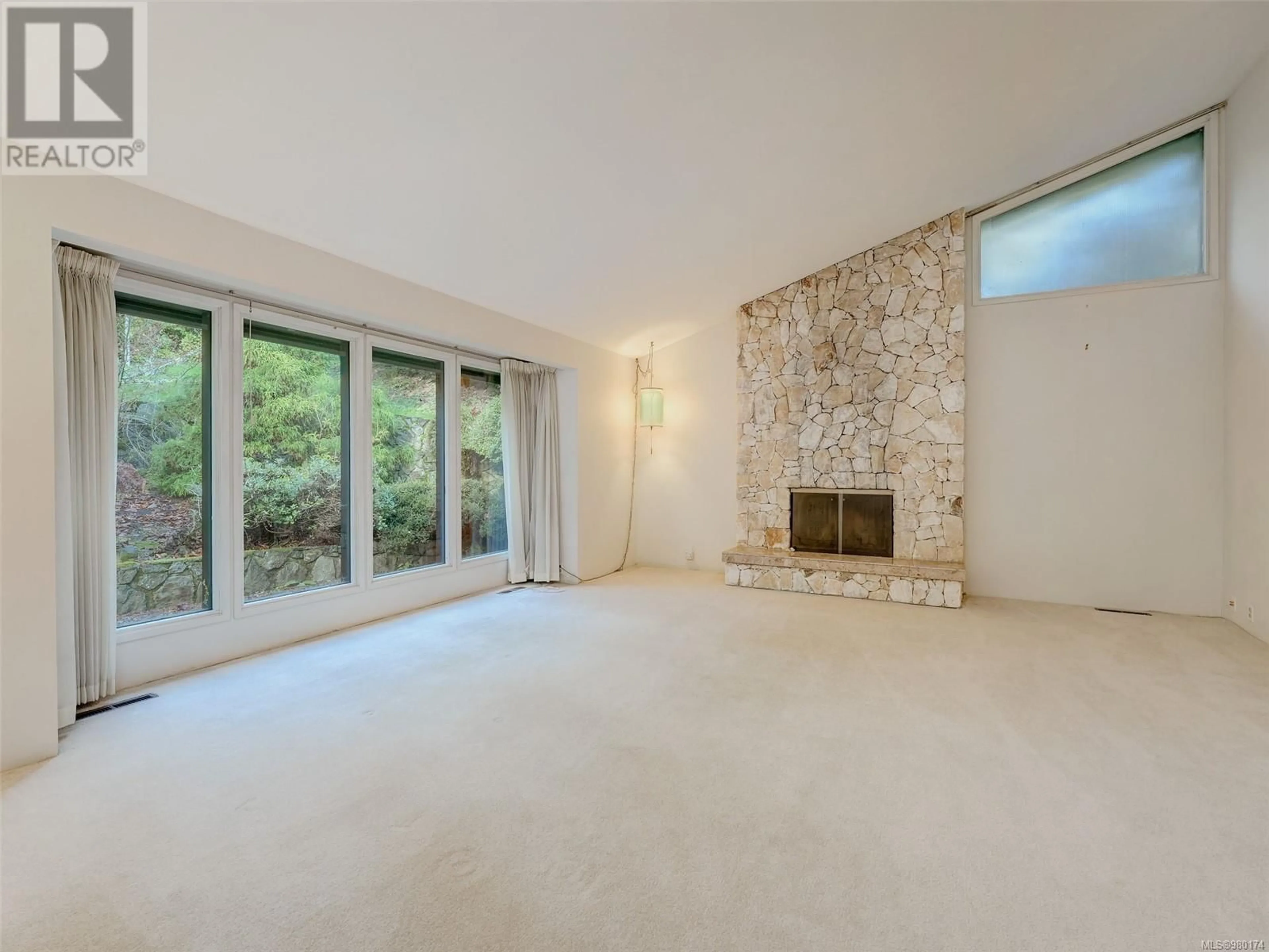 A pic of a room, carpet floors for 4695 Hillwood Rd, Saanich British Columbia V8Y2N3