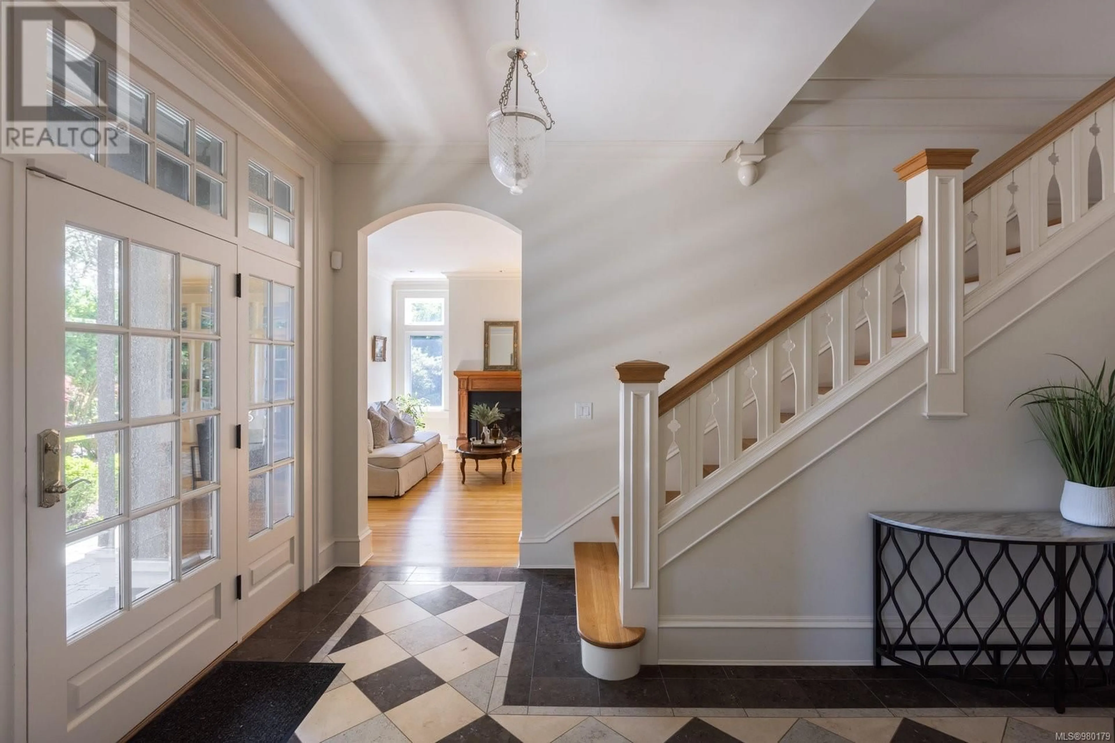 Indoor entryway, wood floors for 1568 Montgomery Ave, Victoria British Columbia V8S1T6