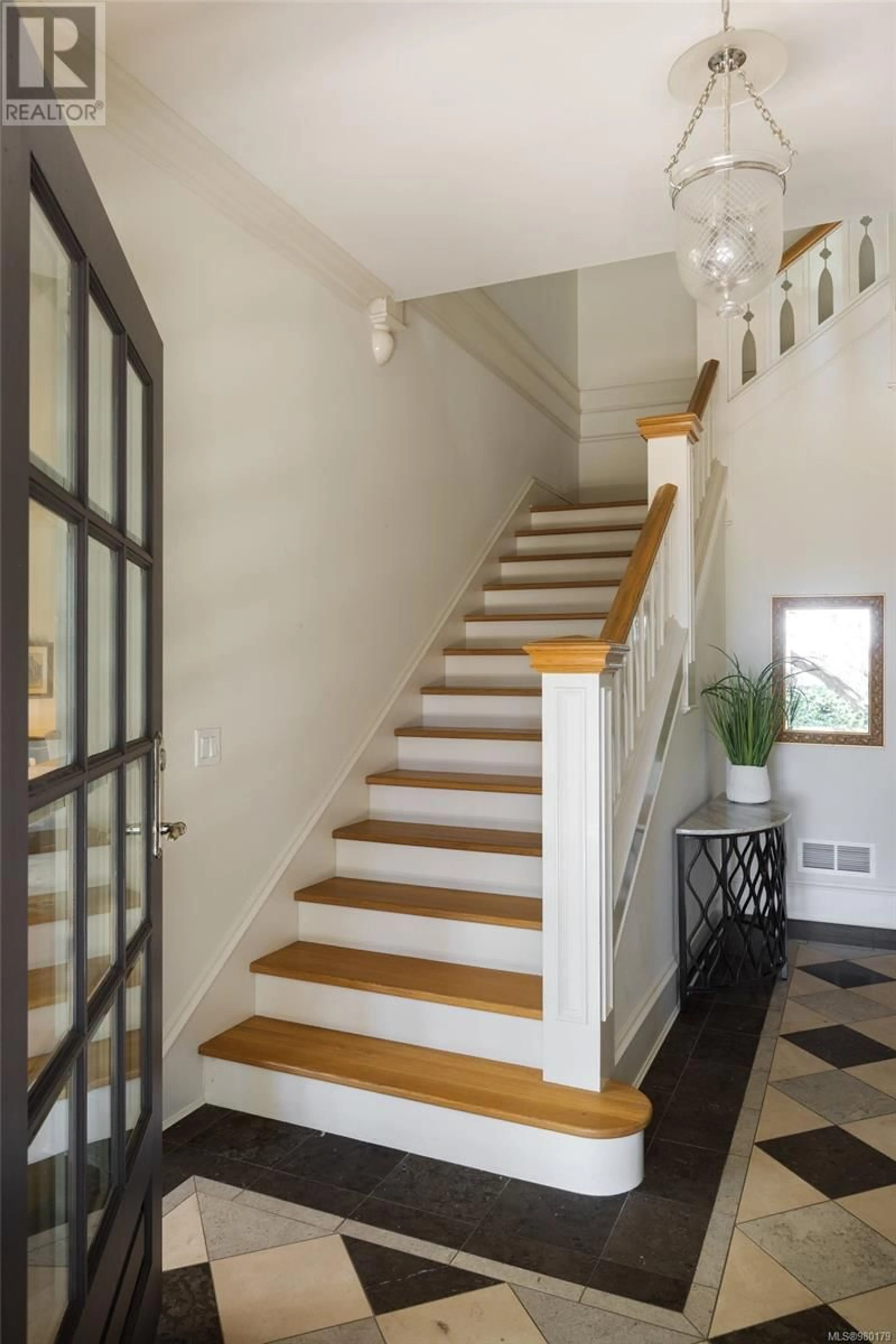 Indoor entryway, wood floors for 1568 Montgomery Ave, Victoria British Columbia V8S1T6