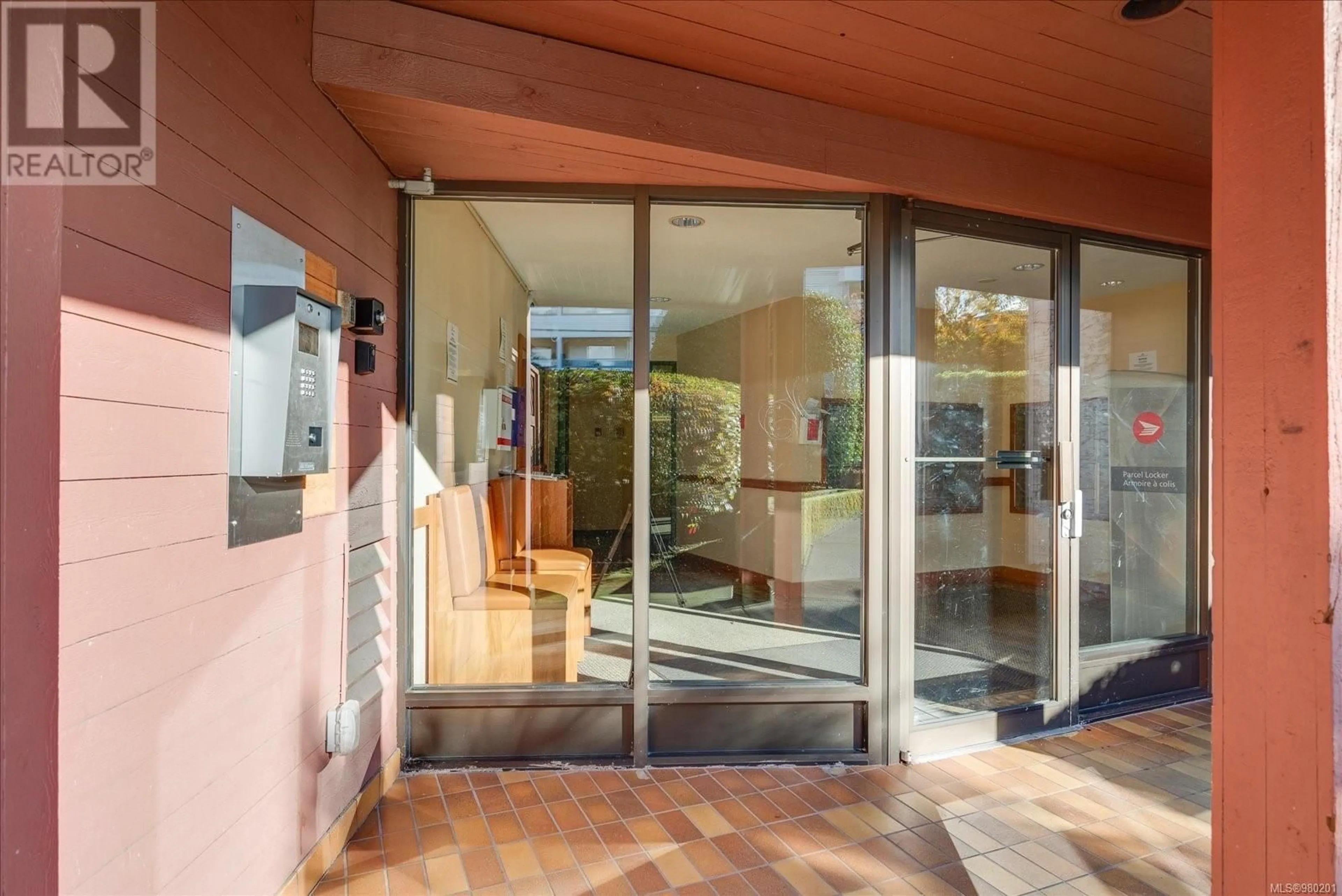 Indoor foyer, ceramic floors for 416 1600 Dufferin Cres, Nanaimo British Columbia V9S5N2