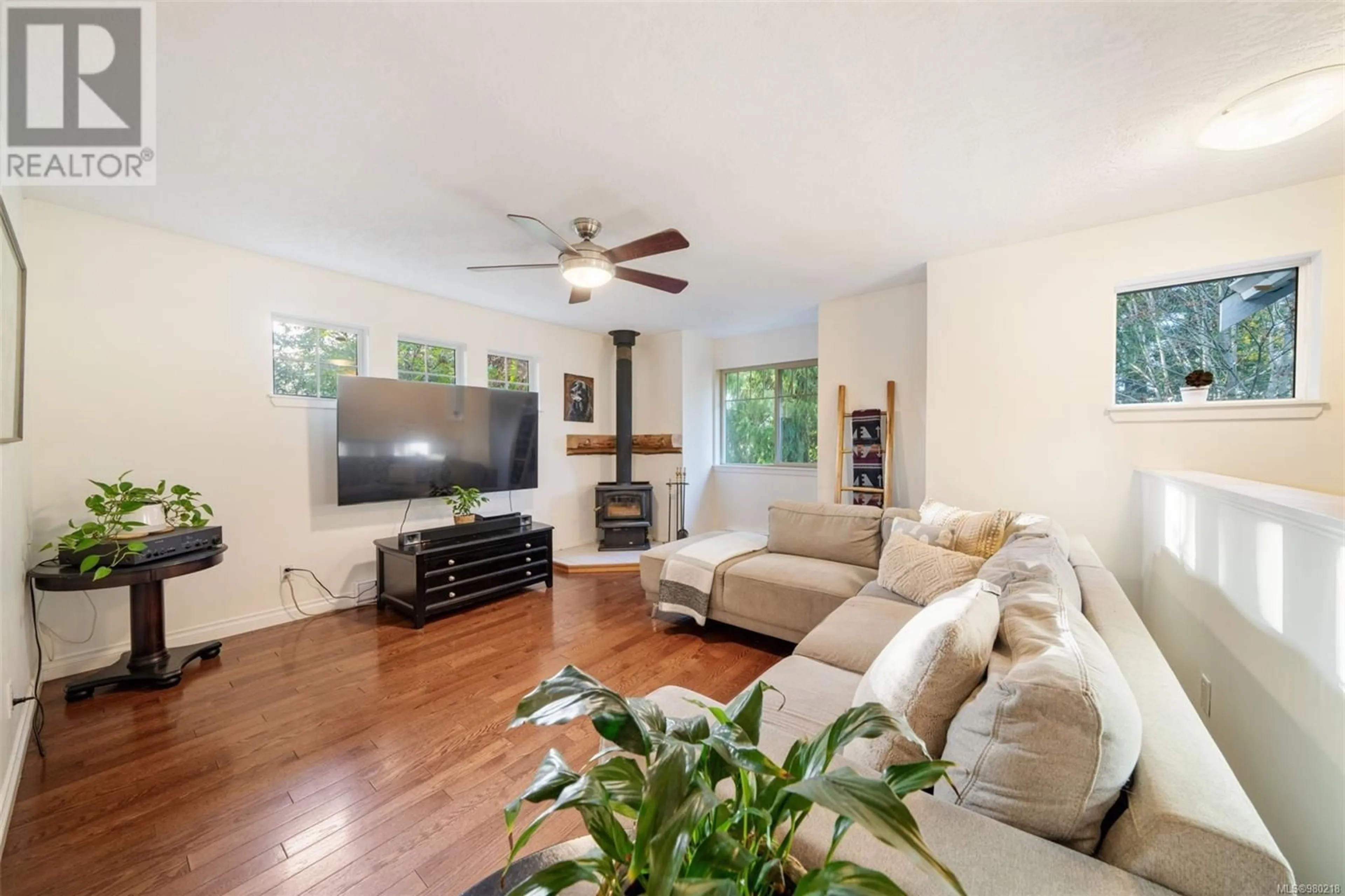 Living room, wood floors for 2339 Sooke Rd, Colwood British Columbia V9B1X8