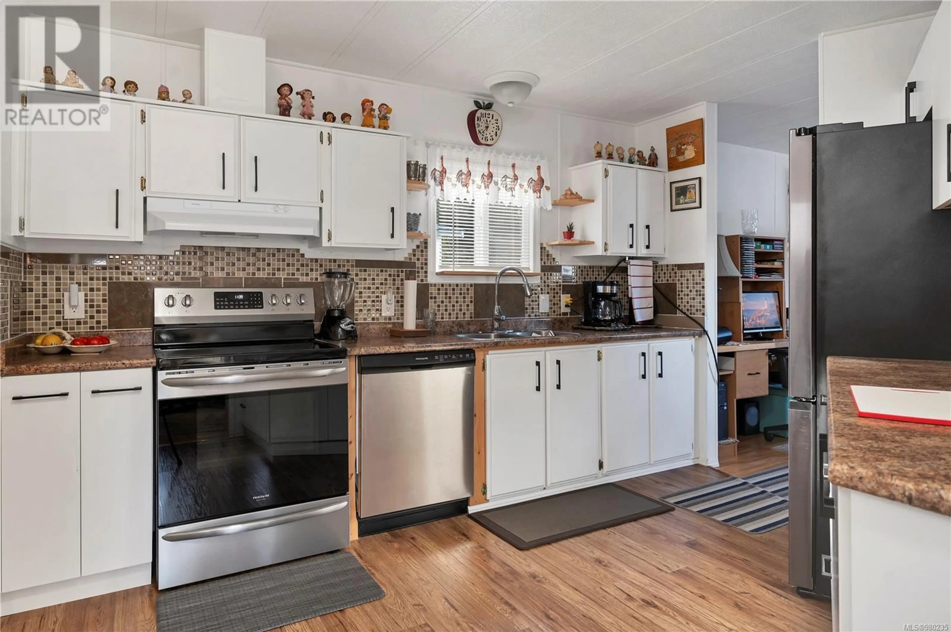 Open concept kitchen for 21 5100 Duncan Bay Rd, Campbell River British Columbia V9H1N5