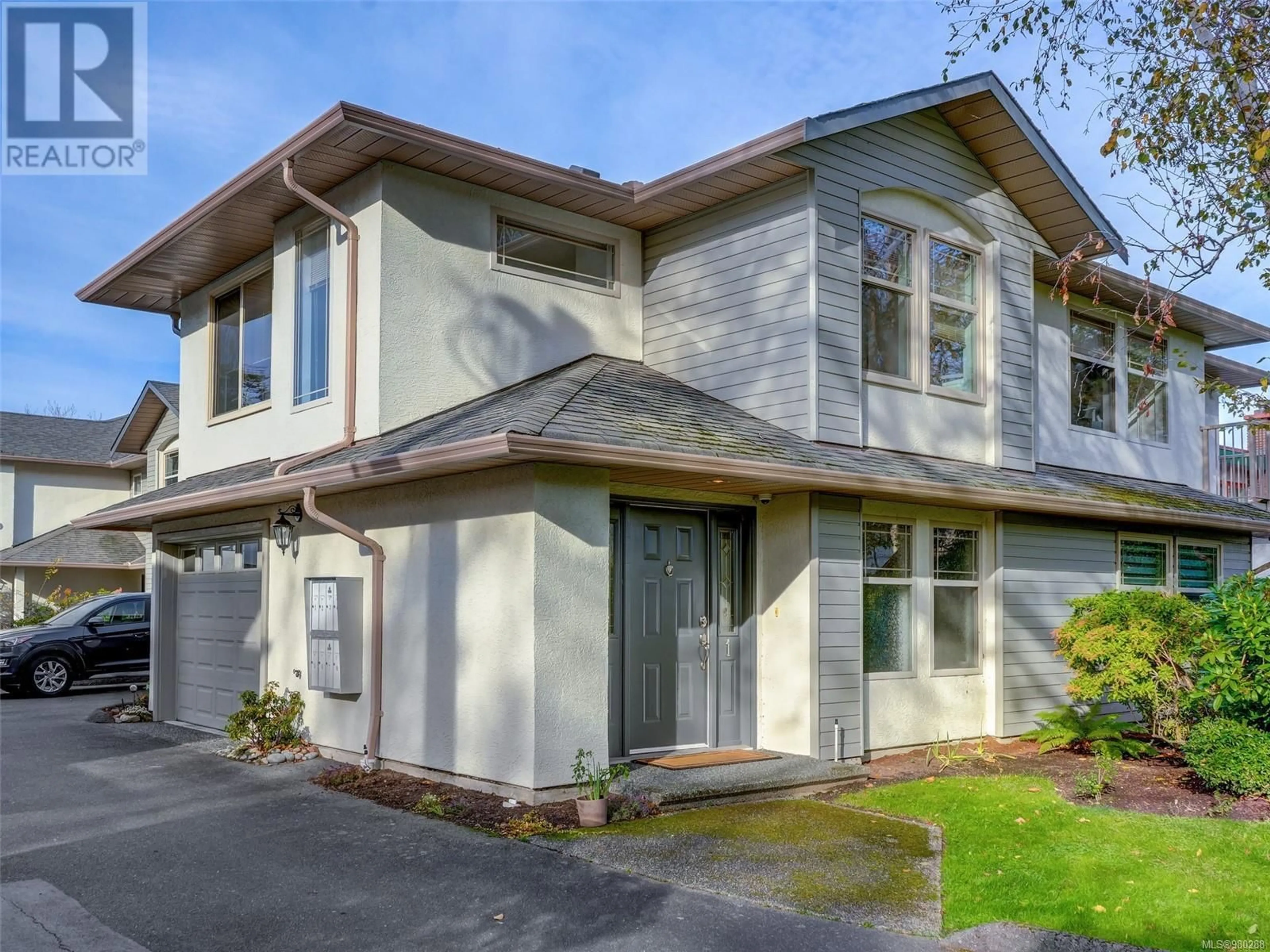 Frontside or backside of a home, cottage for 1 2720 Shelbourne St, Victoria British Columbia V8R4M2