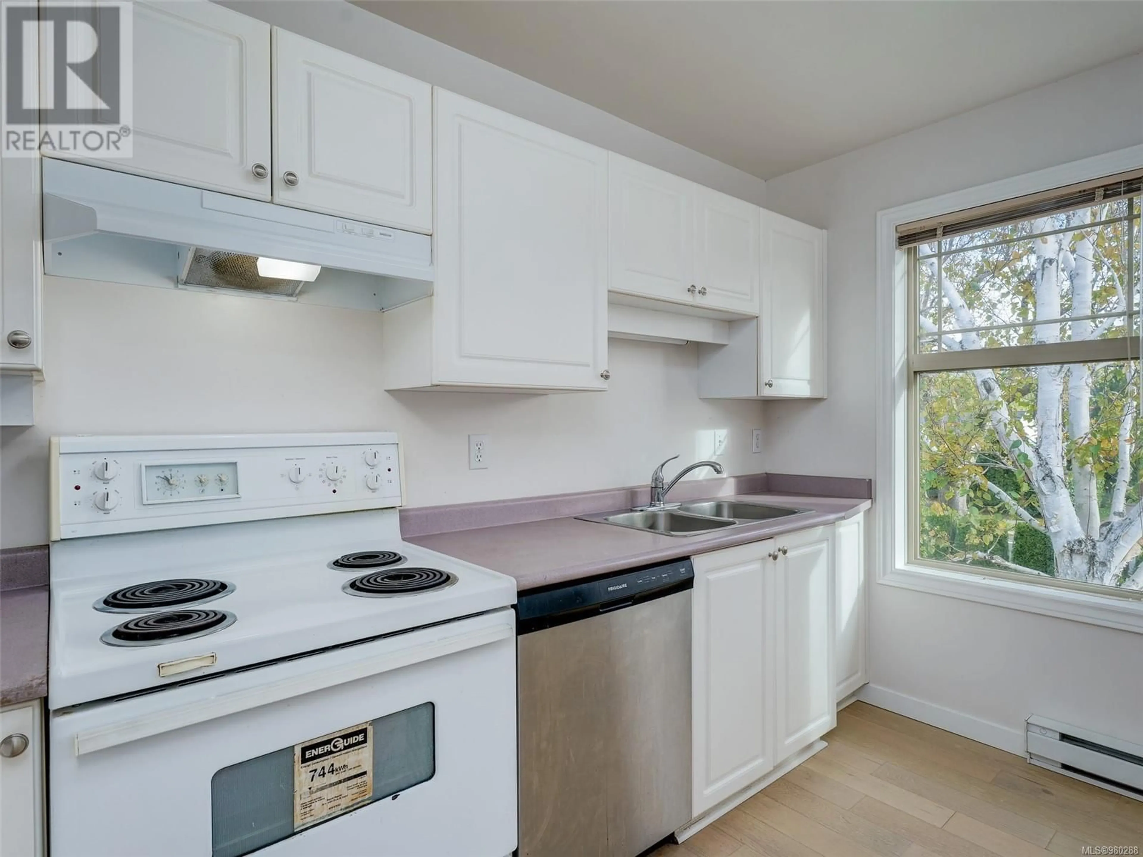 Standard kitchen, cottage for 1 2720 Shelbourne St, Victoria British Columbia V8R4M2