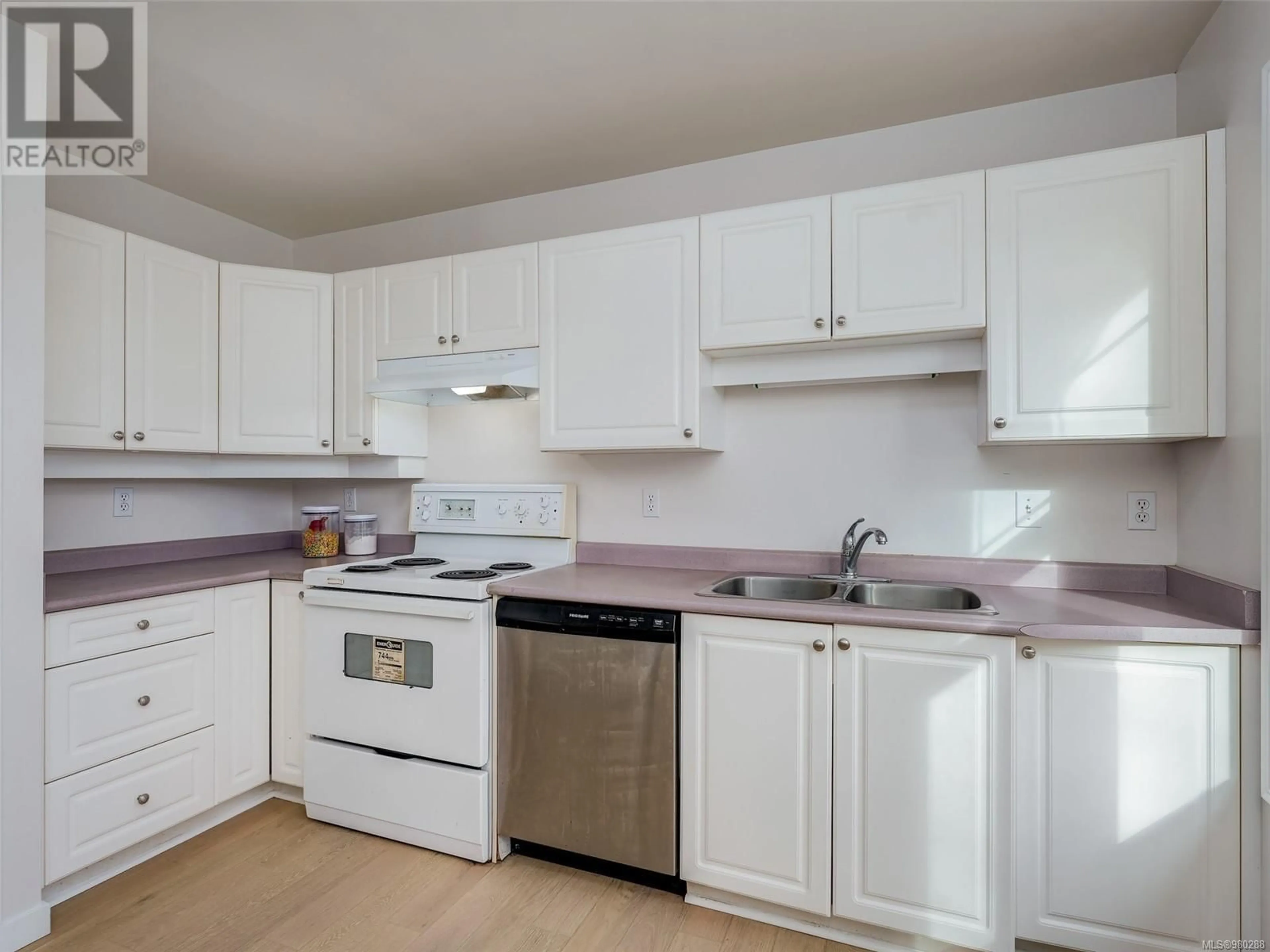 Standard kitchen for 1 2720 Shelbourne St, Victoria British Columbia V8R4M2