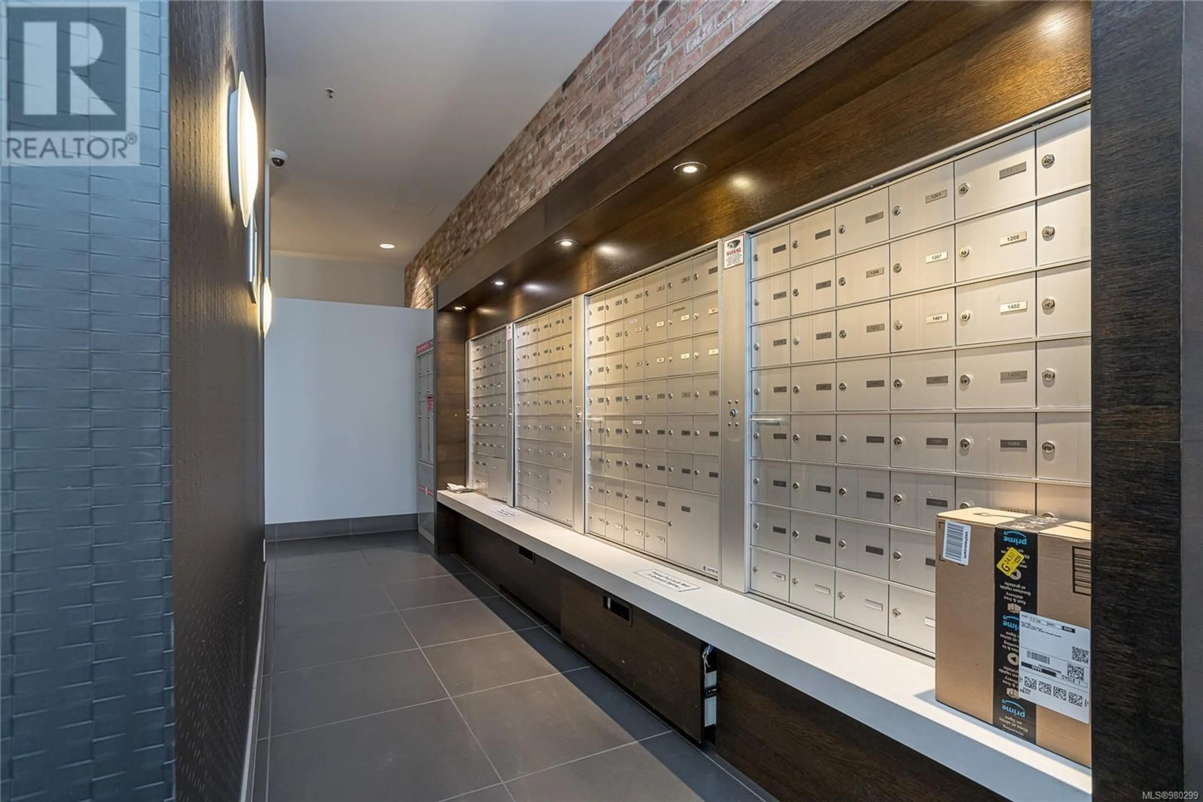 Indoor foyer, ceramic floors for 1403 728 Yates St, Victoria British Columbia V8W0C8