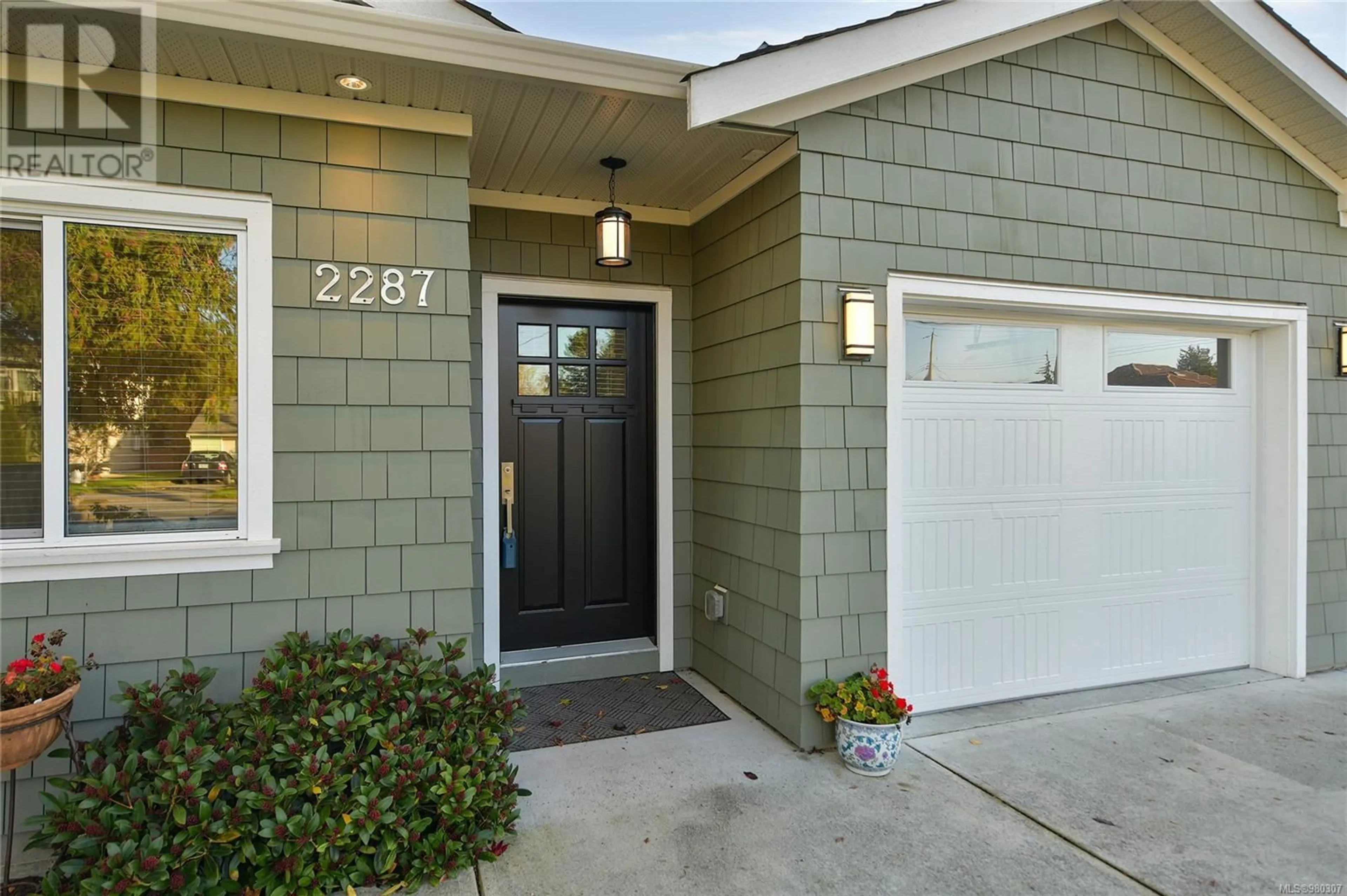 Indoor entryway, wood floors for 2287 Amelia Ave, Sidney British Columbia V8L2H6