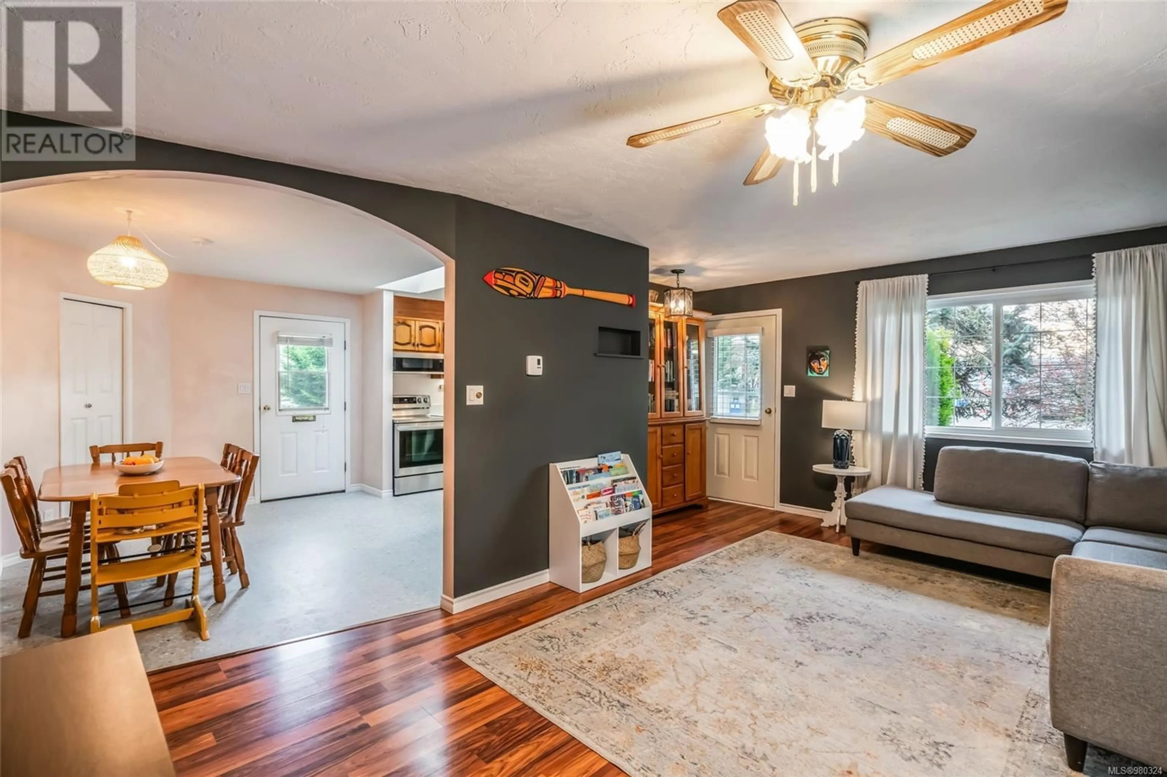 Indoor entryway, wood floors for 117 Kamp Pl, Nanaimo British Columbia V9R6C7