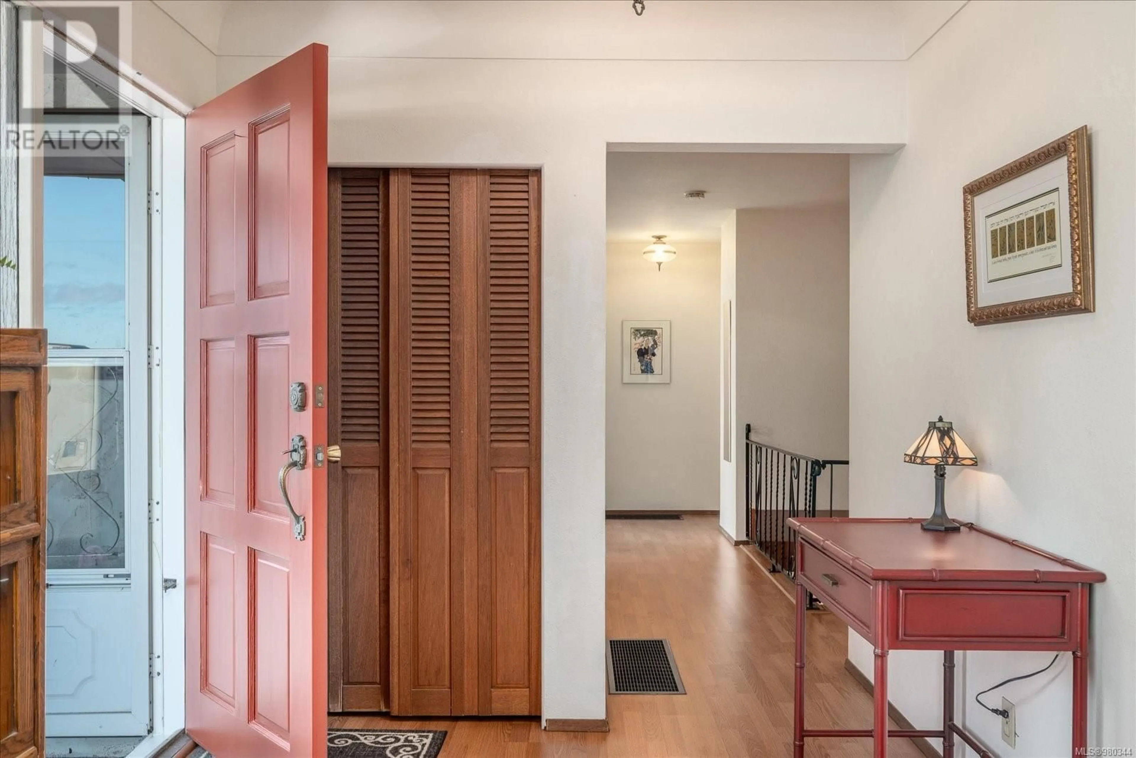 Indoor entryway, wood floors for 950 Beach Dr, Nanaimo British Columbia V9S2Y3