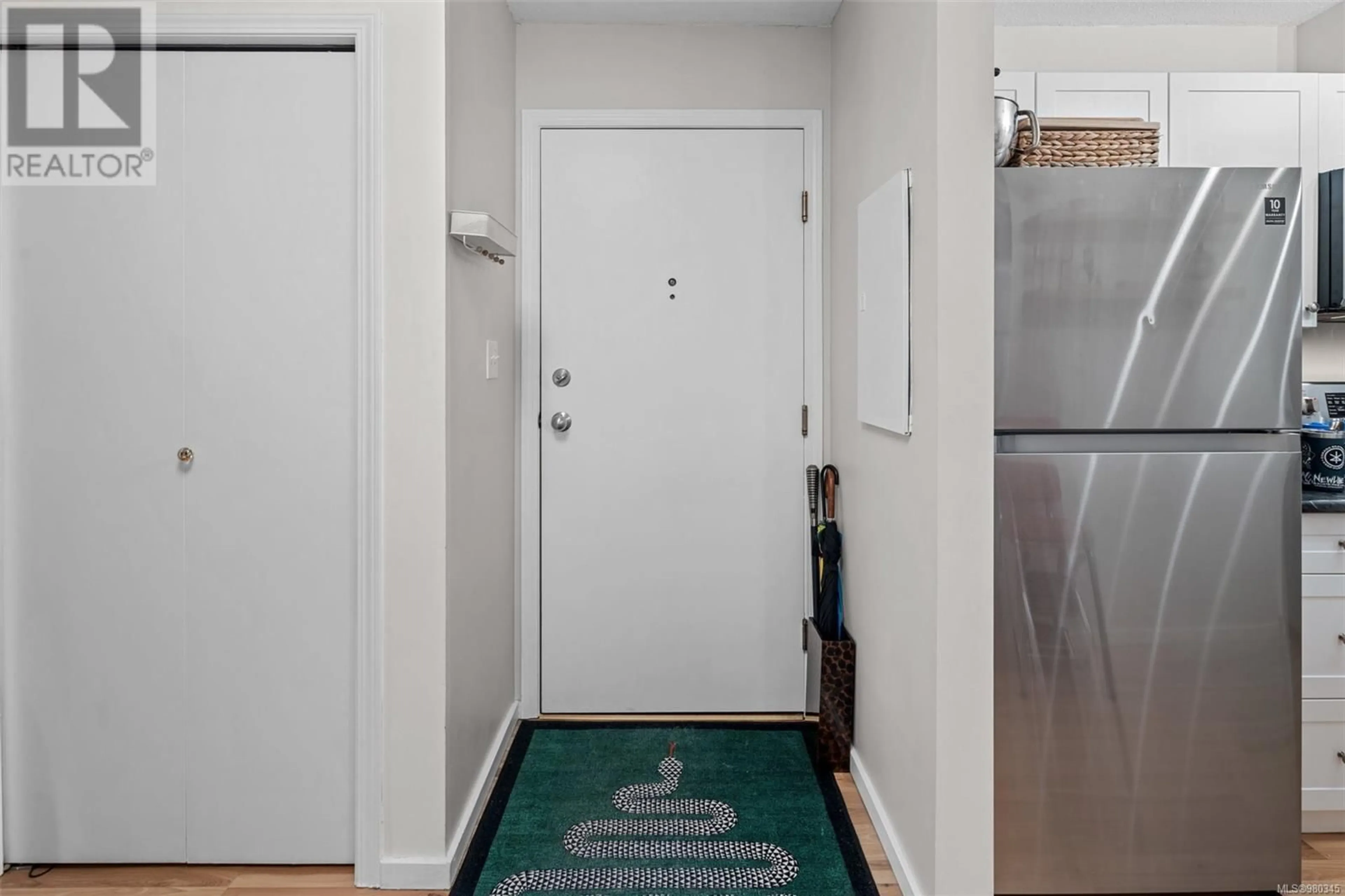 Indoor entryway, wood floors for 209 827 North Park St, Victoria British Columbia V8W3Y3