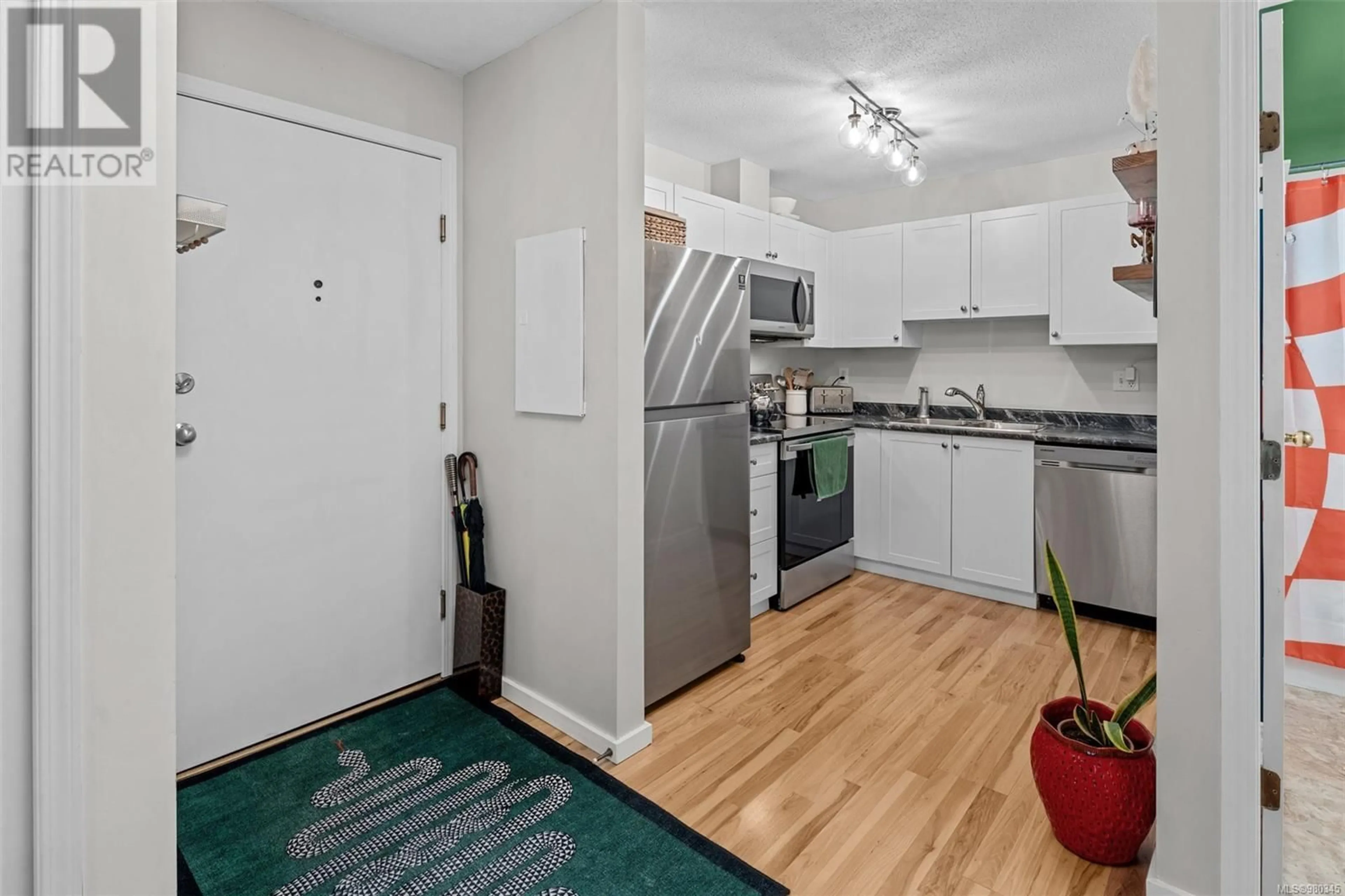 Standard kitchen, wood floors for 209 827 North Park St, Victoria British Columbia V8W3Y3