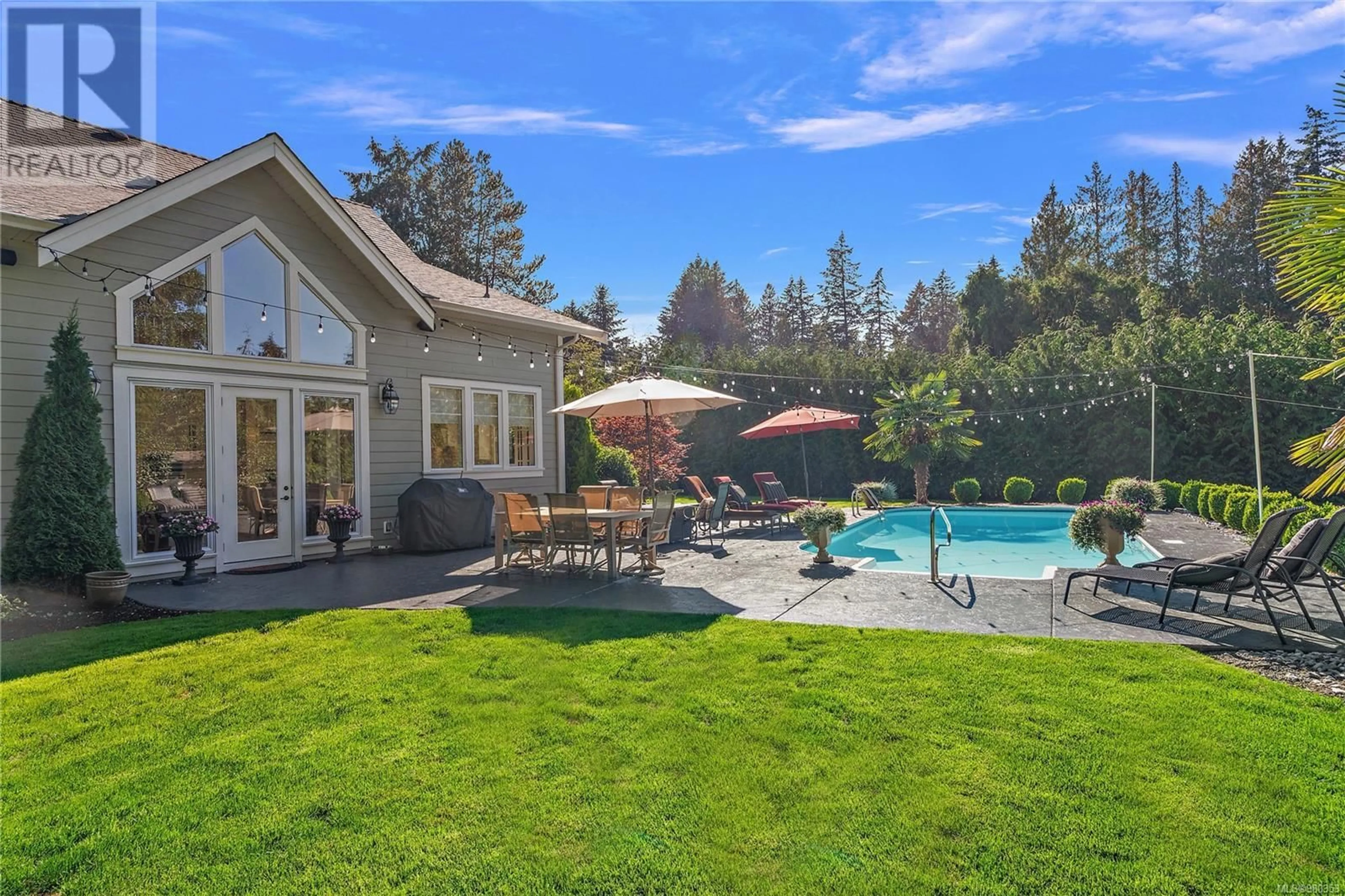 Indoor or outdoor pool for 1958 Llewellyn Pl, North Saanich British Columbia V8L1G5