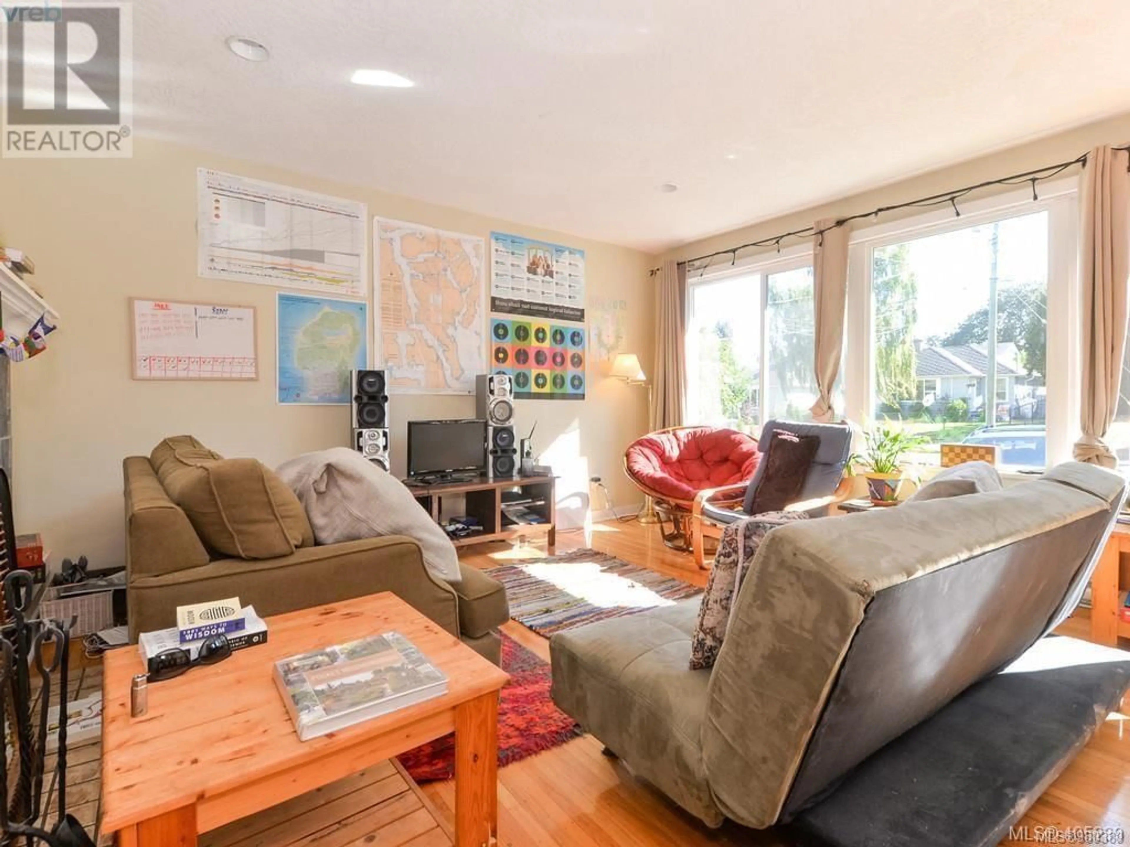 Living room, wood floors for 3110 Rutledge St, Victoria British Columbia V8X1N2